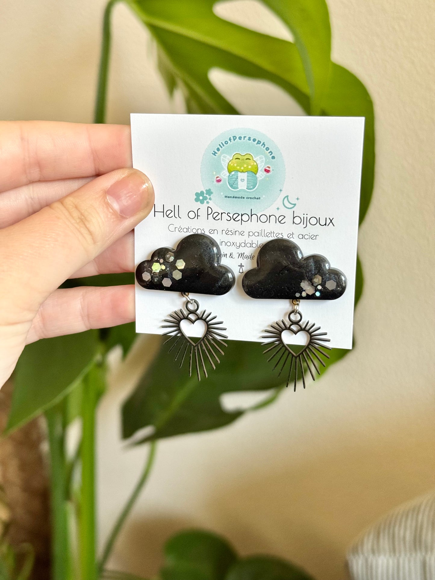 boucles d'oreilles pendantes, boucles d’oreilles femme, boucles d'oreilles puces nuage cœur ex voto, puces d'oreilles nuage cœur ex voto acier inoxydable, pampilles résine paillettes, cloud ex voto heart earrings, nuage résine paillettes