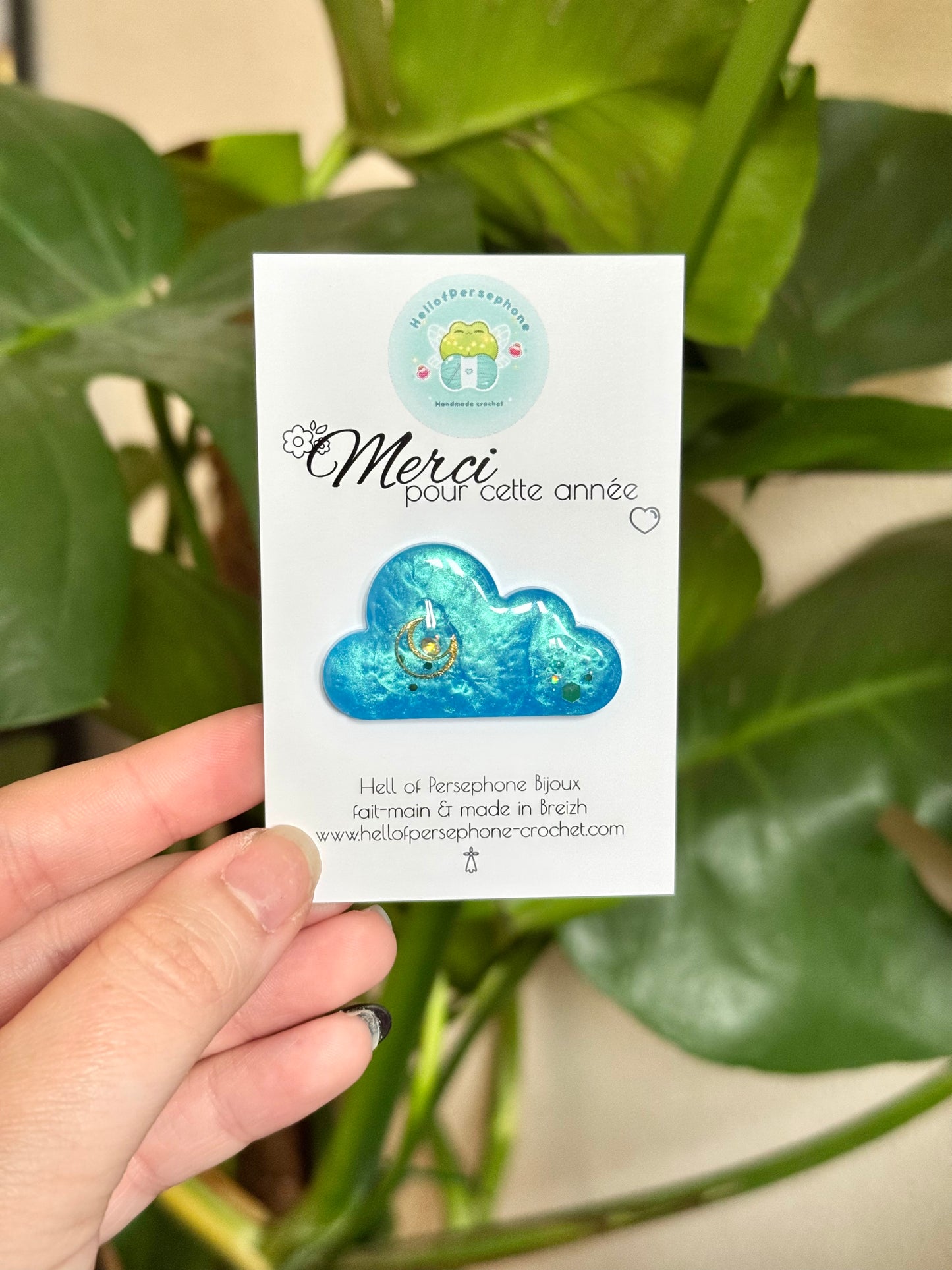 Broche et pin’s nuages en résine et paillettes