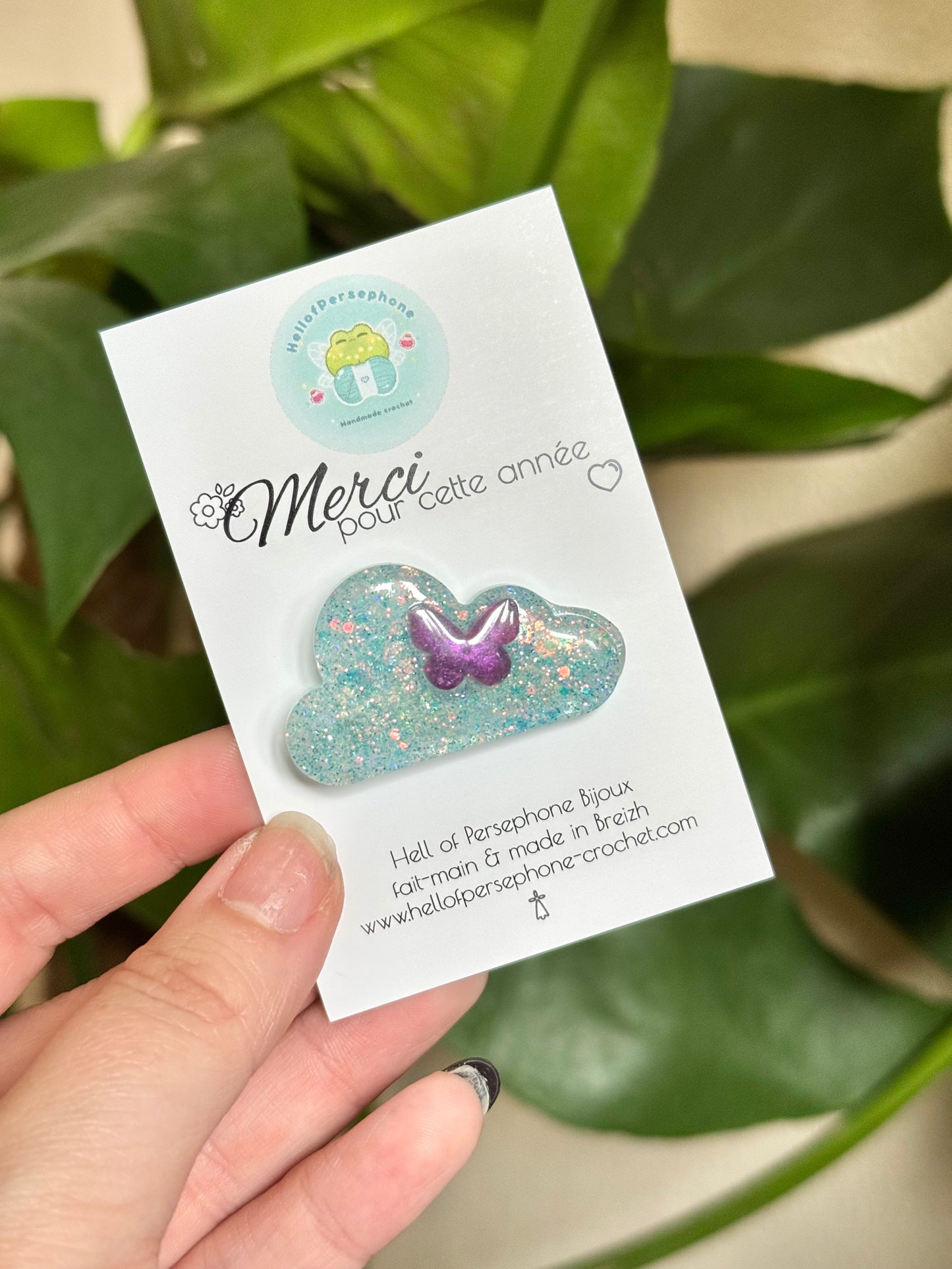 Broche et pin’s nuages en résine et paillettes