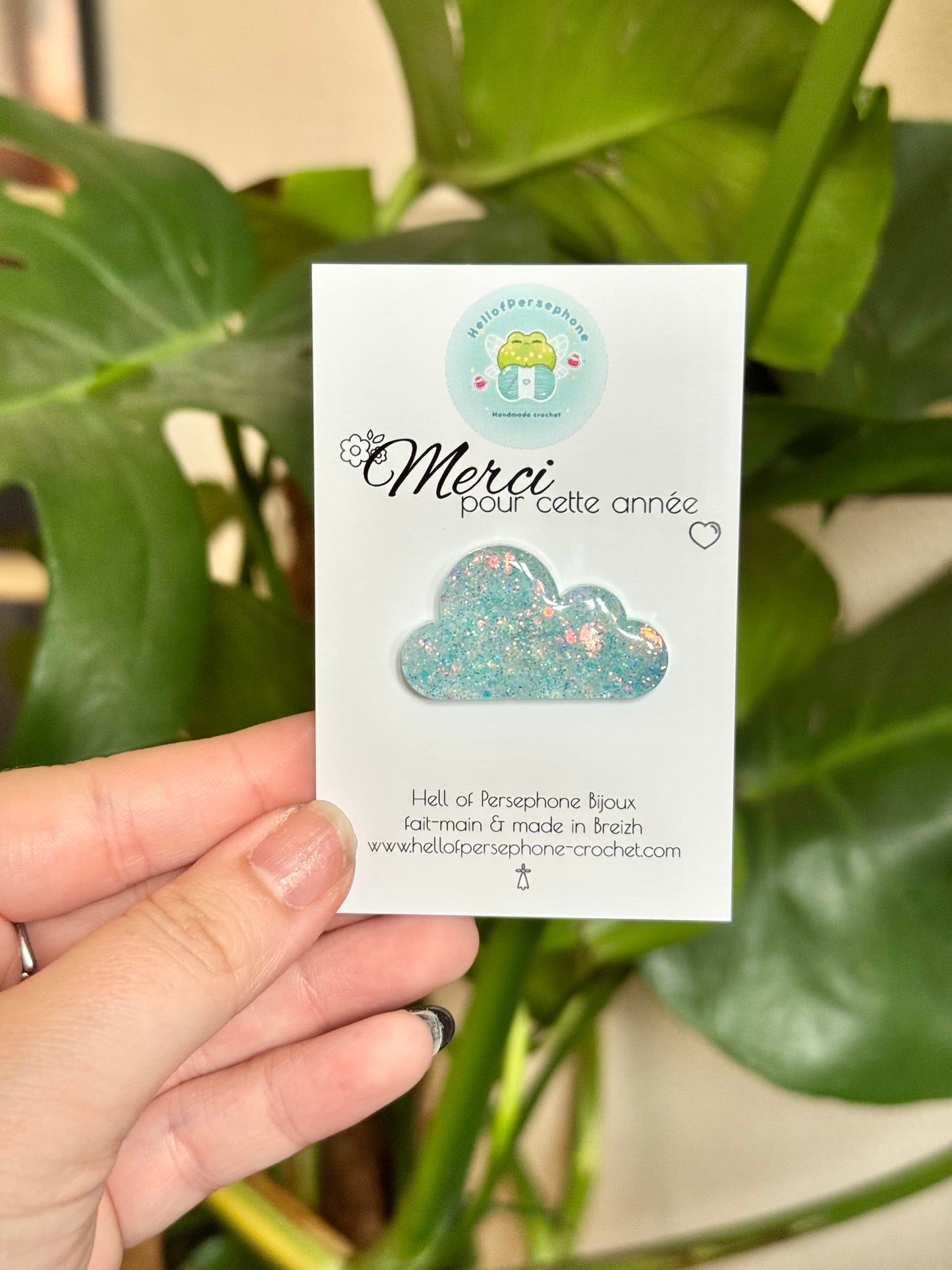 Broche et pin’s nuages en résine et paillettes