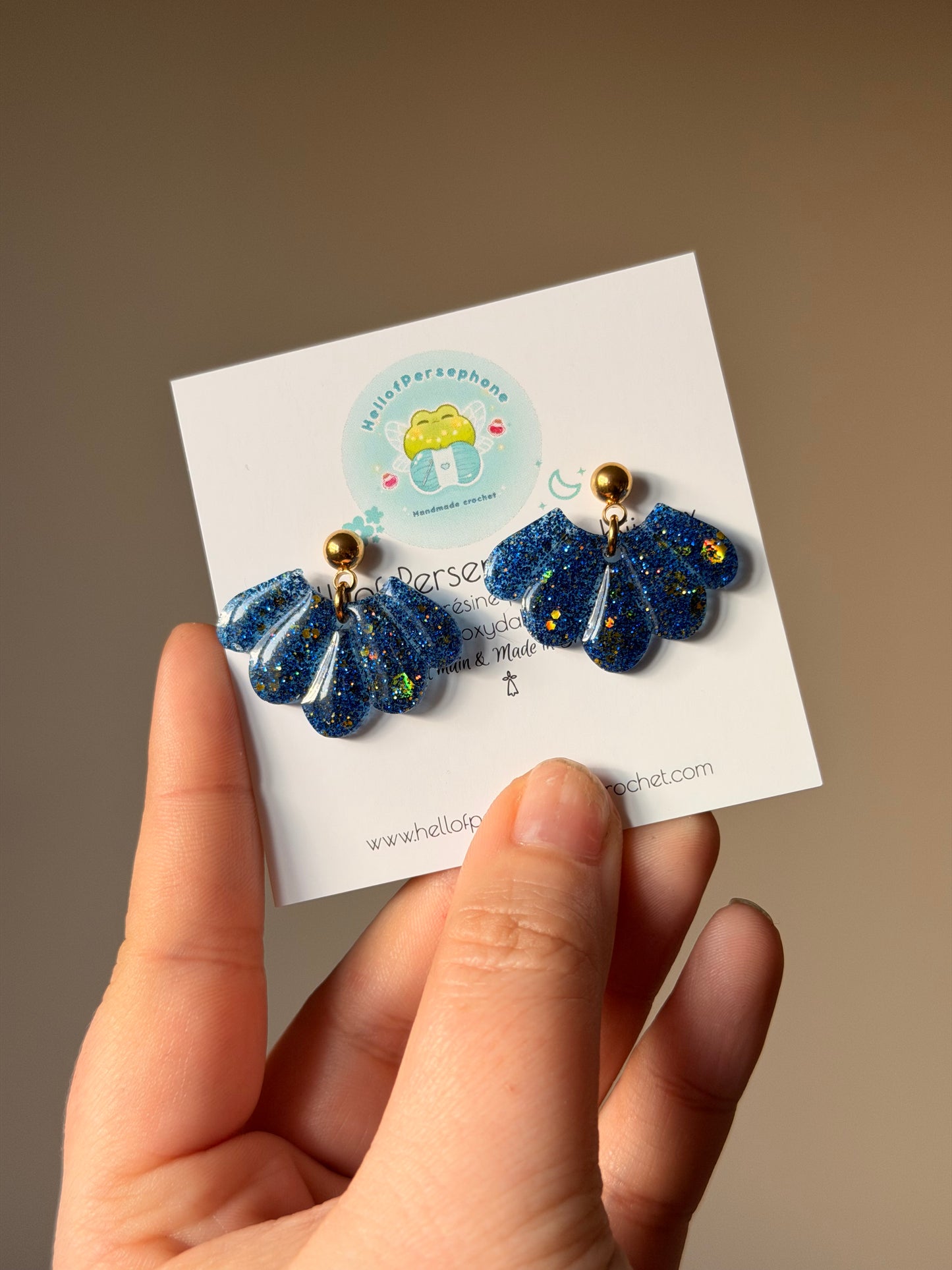 boucles d'oreilles avec pendentif fleur de lotus en résine et paillettes de couleur bleu et or, boucles d'oreilles entièrement fait main avec amour et en acier inoxydable pour les oreilles sensibles