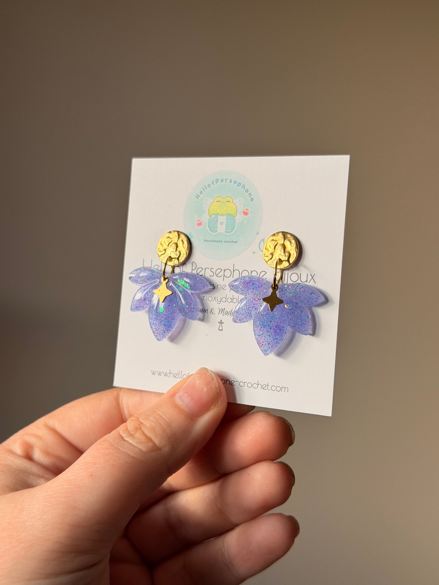 boucles d'oreilles avec pendentif fleurs en résine et paillettes de couleur lilas mauve, boucles d'oreilles entièrement fait main avec amour et en acier inoxydable pour les oreilles sensibles