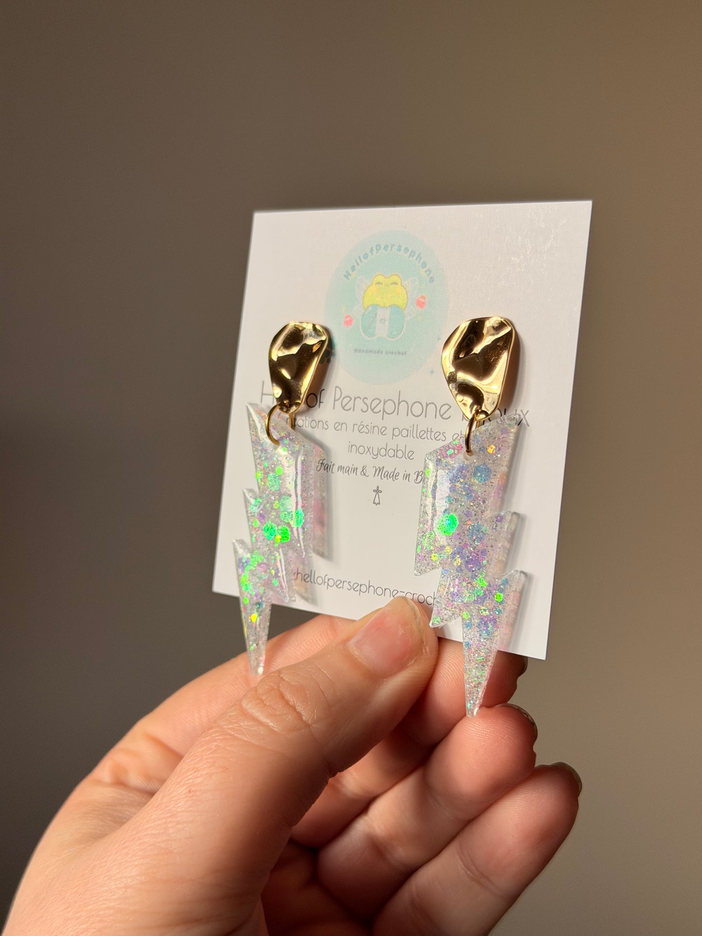 boucles d'oreilles avec pendentif éclairs en résine et paillettes de couleur blanc nacré, boucles d'oreilles entièrement fait main avec amour et en acier inoxydable pour les oreilles sensibles