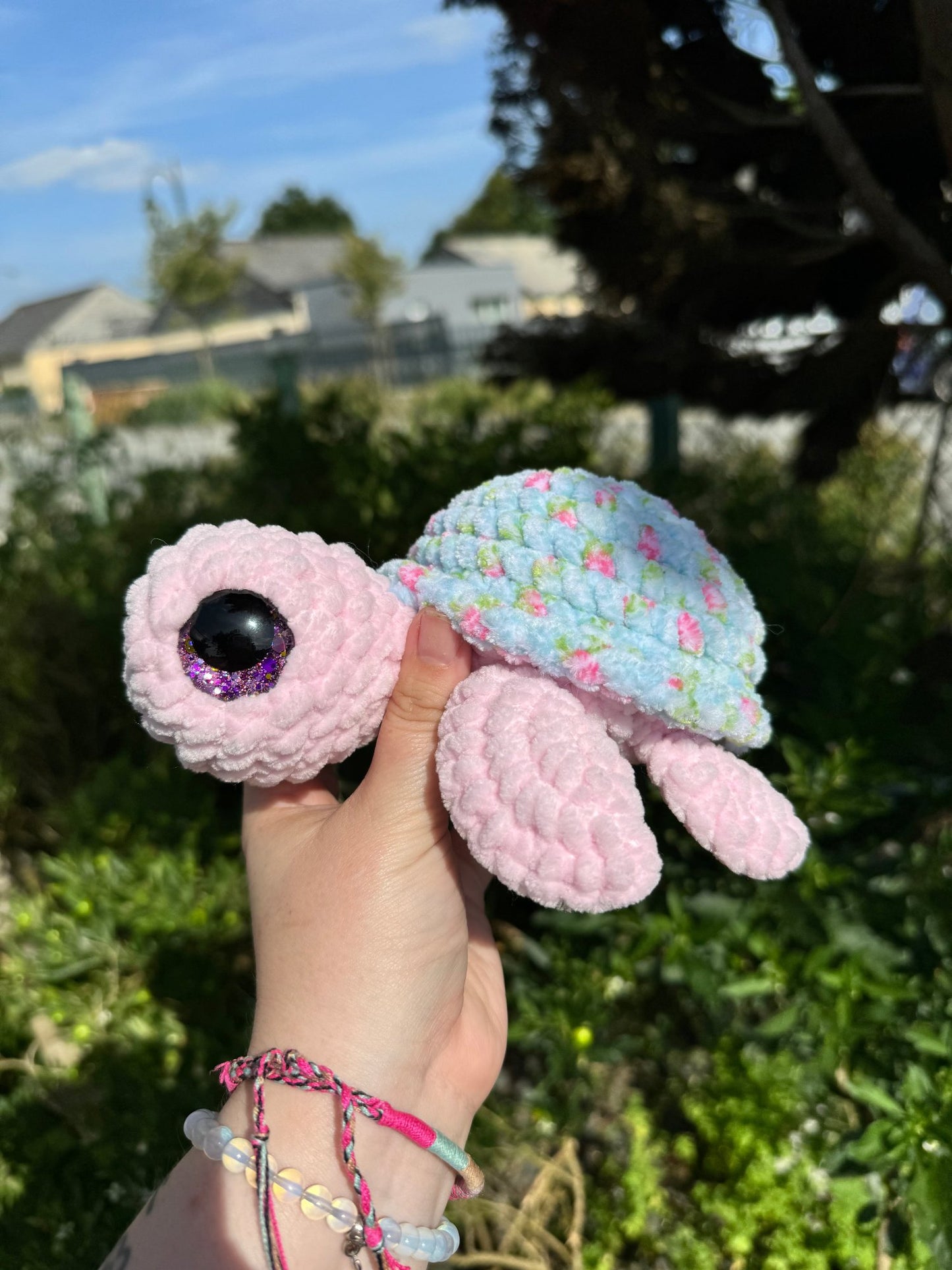 Peluche tortue rose et bleu fleurs motif floral au crochet amigurumi 100% fait main