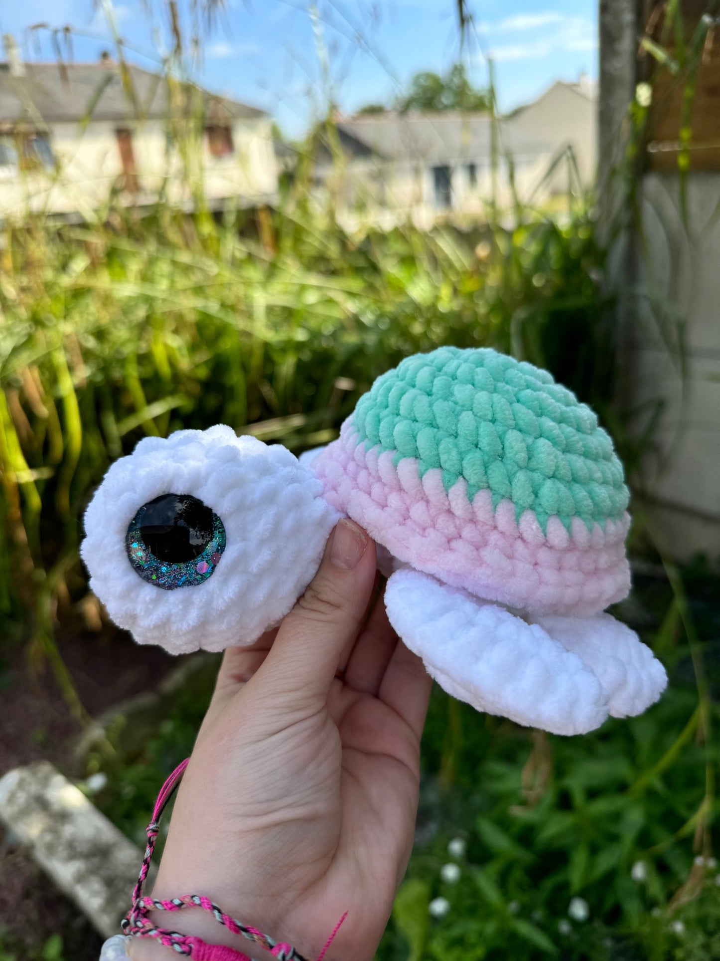 Peluche tortue de mer blanc turquoise rose motif coeur au crochet amigurumi 100% fait main