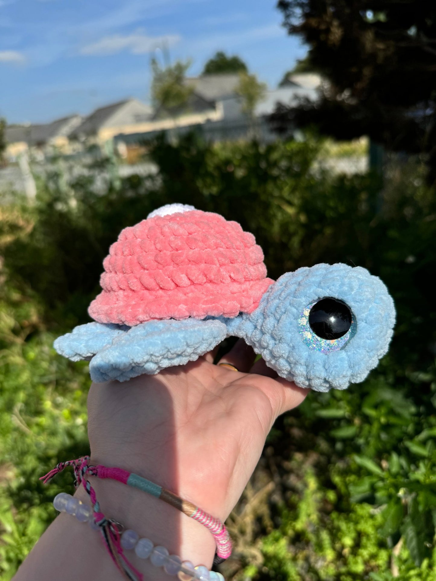 Peluche tortue de mer bleu ciel rose clair motif coeur au crochet amigurumi 100% fait main