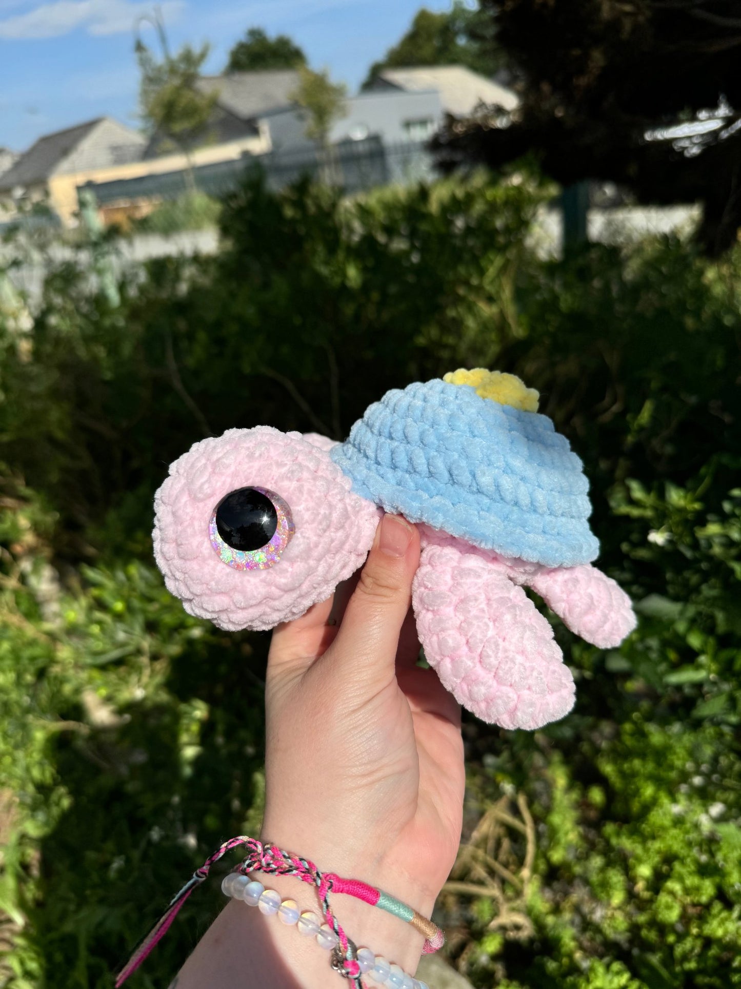 Peluche tortue rose bleu motif coeur au crochet amigurumi 100% fait main