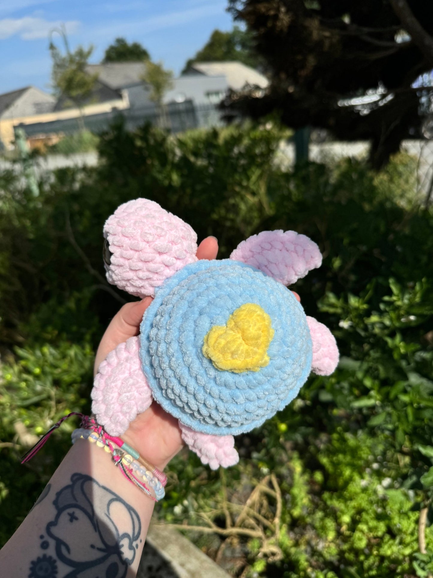 Peluche tortue de mer bleu rose motif coeur au crochet amigurumi 100% fait main