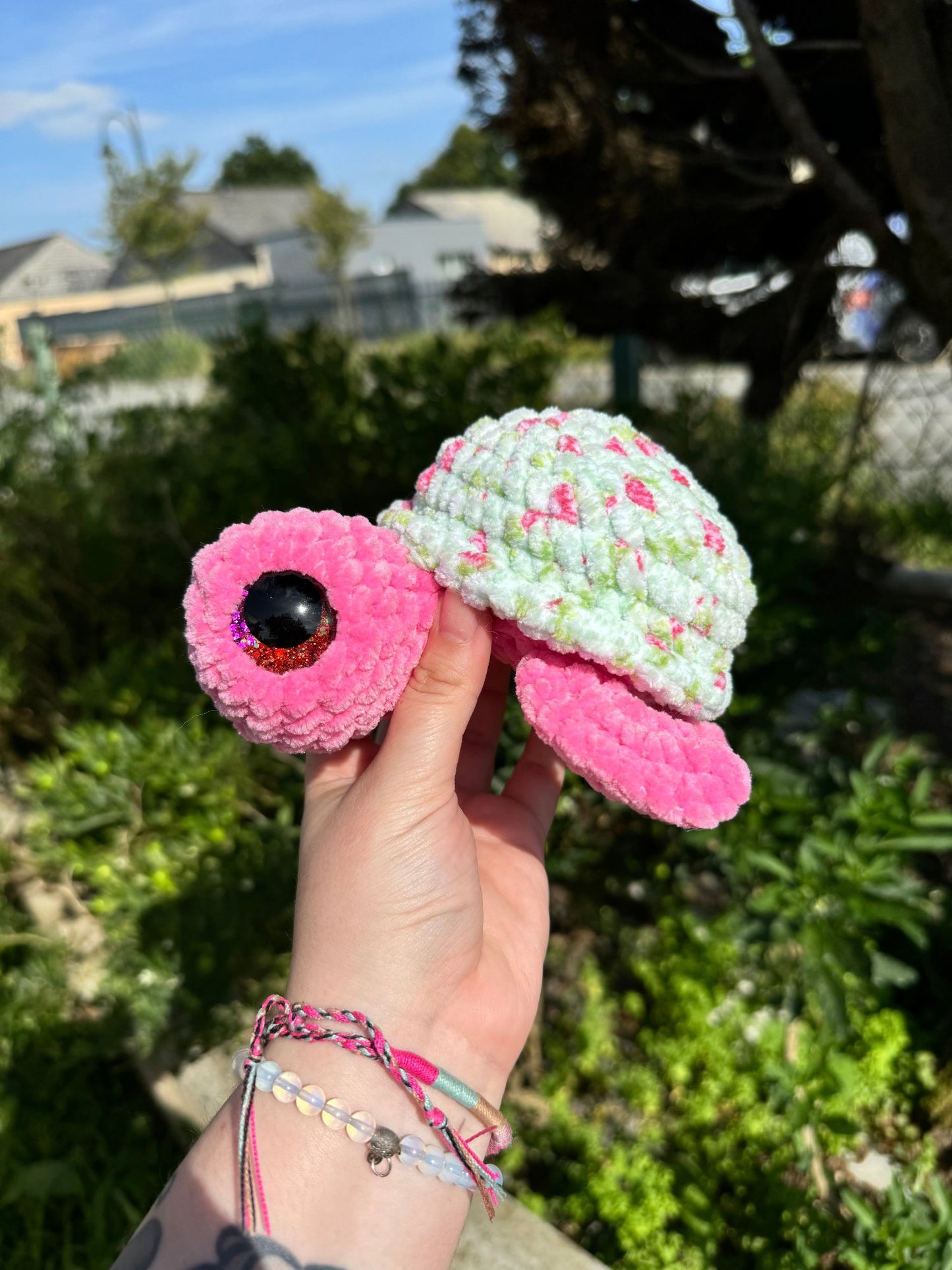 Peluche tortue fleurs rose au crochet amigurumi 100% fait main