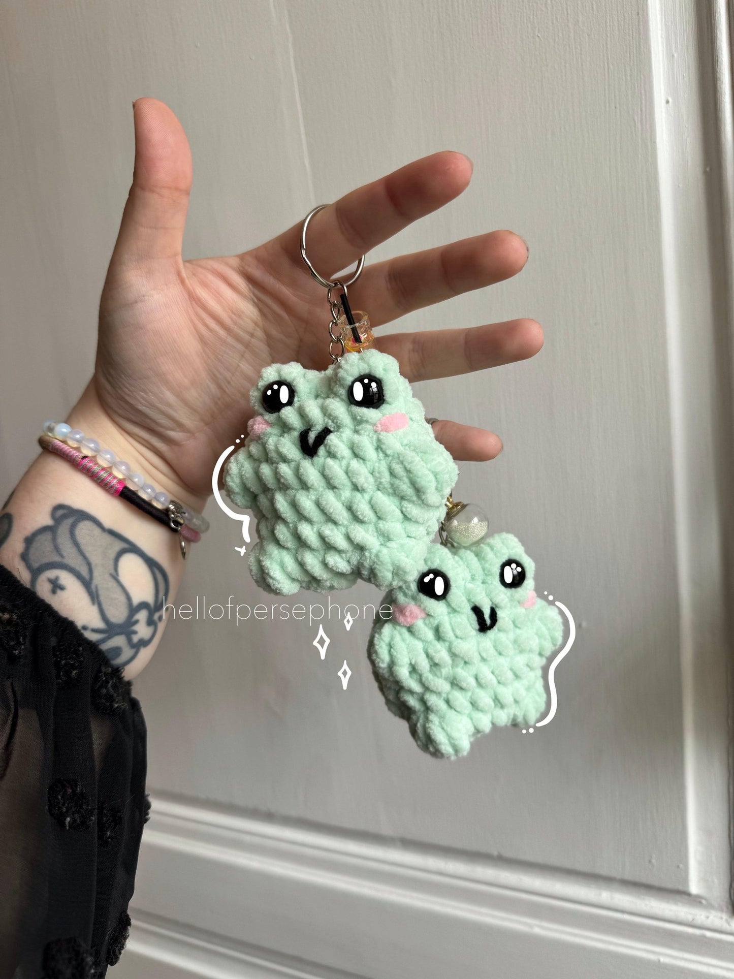 porte clés grenouille au crochet amigurumi 100% fait main crocheté en laine chenille douce, idées cadeaux Noël ou anniversaire pour femme, homme, enfants