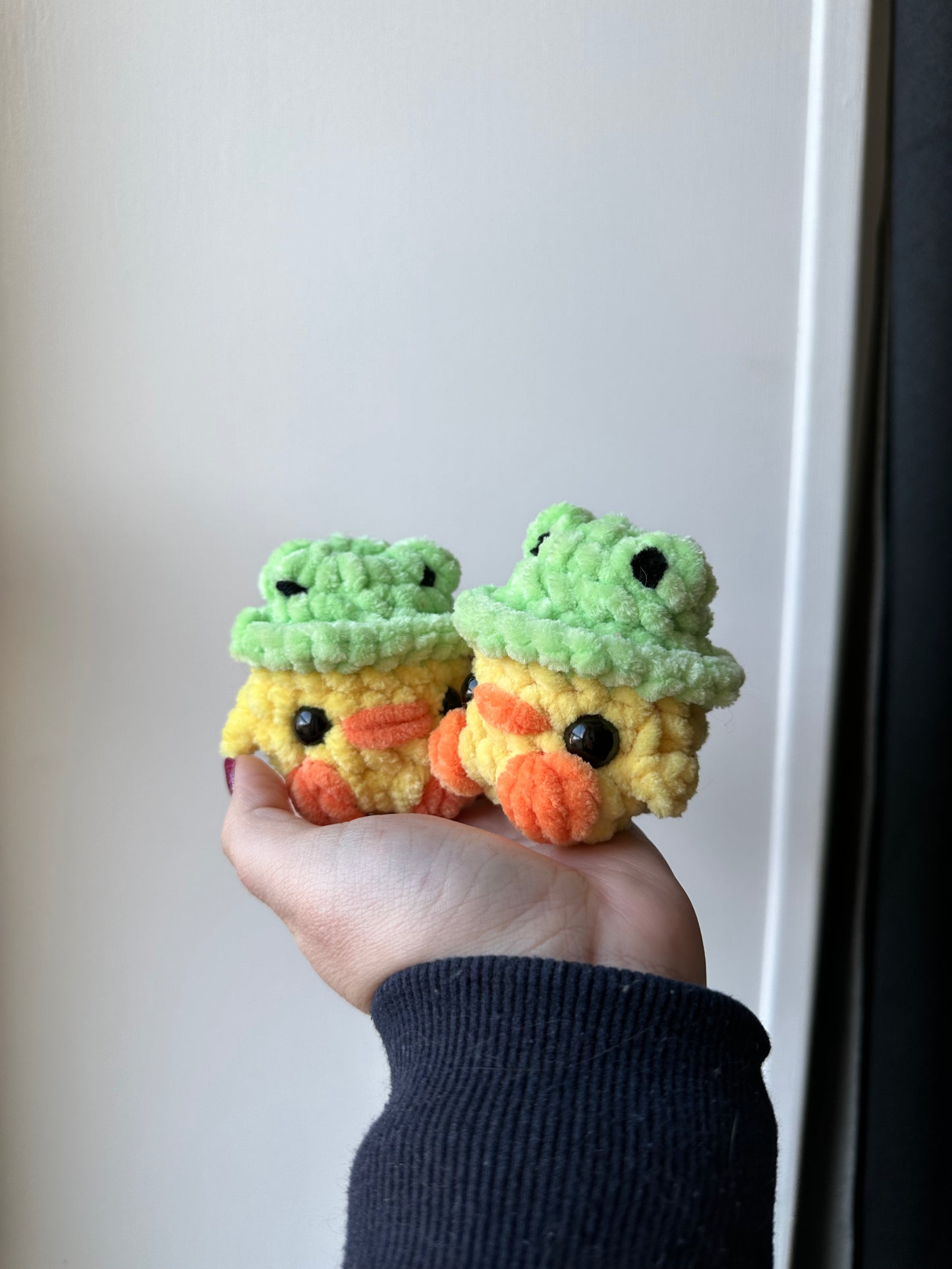 poussin chapeau grenouille au crochet amigurumi poussin kawaii artisanat fait main en France idée cadeau noel idée cadeau anniversaire, cadeau original, peluche poussin au crochet