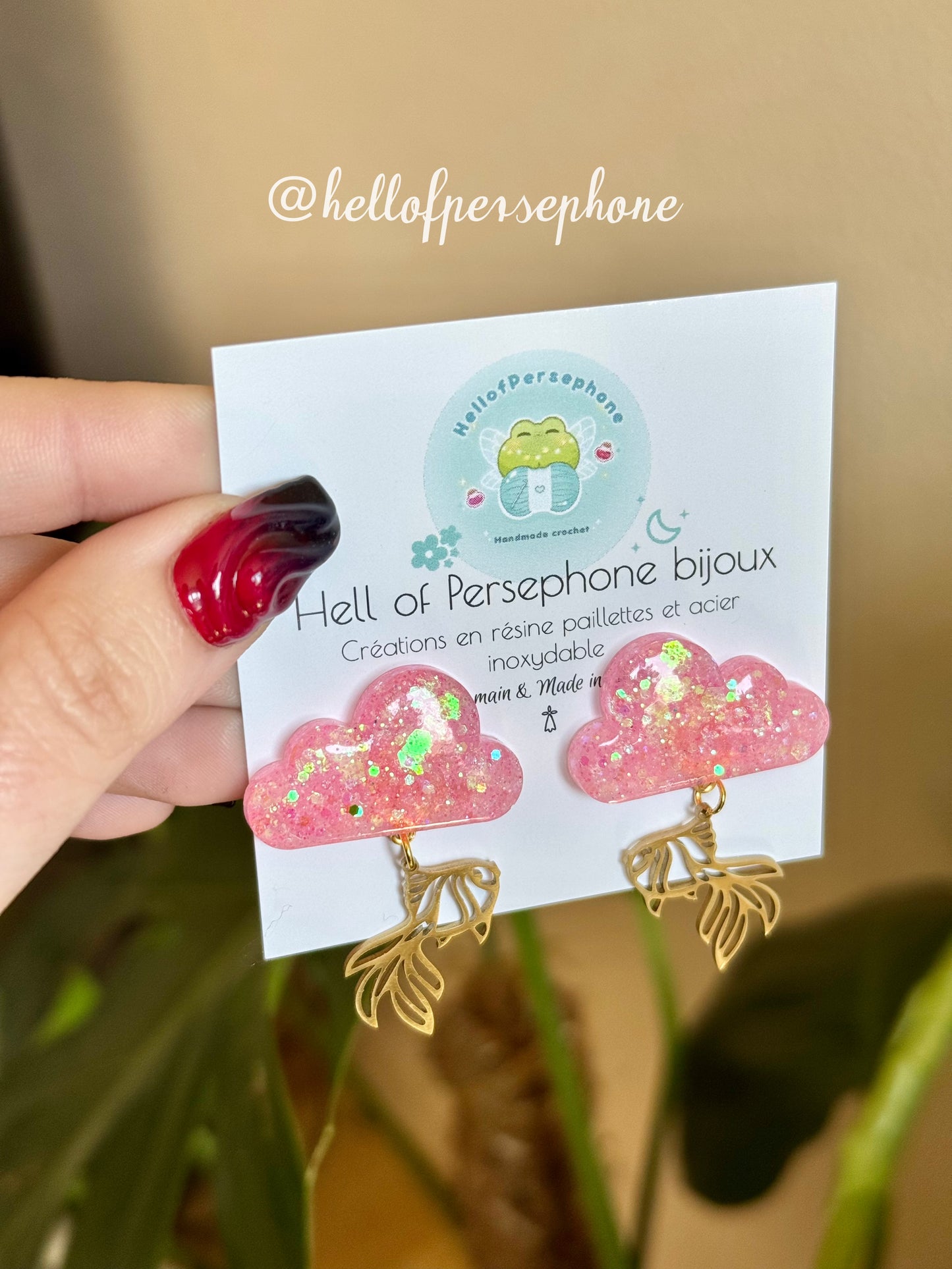 boucles d'oreilles pendantes, boucles d'oreilles puces nuage poisson carpe koi, puces d'oreilles nuage poisson carpe koi acier inoxydable, pampilles résine paillettes, cloud fish carpe koi earrings, nuage résine paillettes