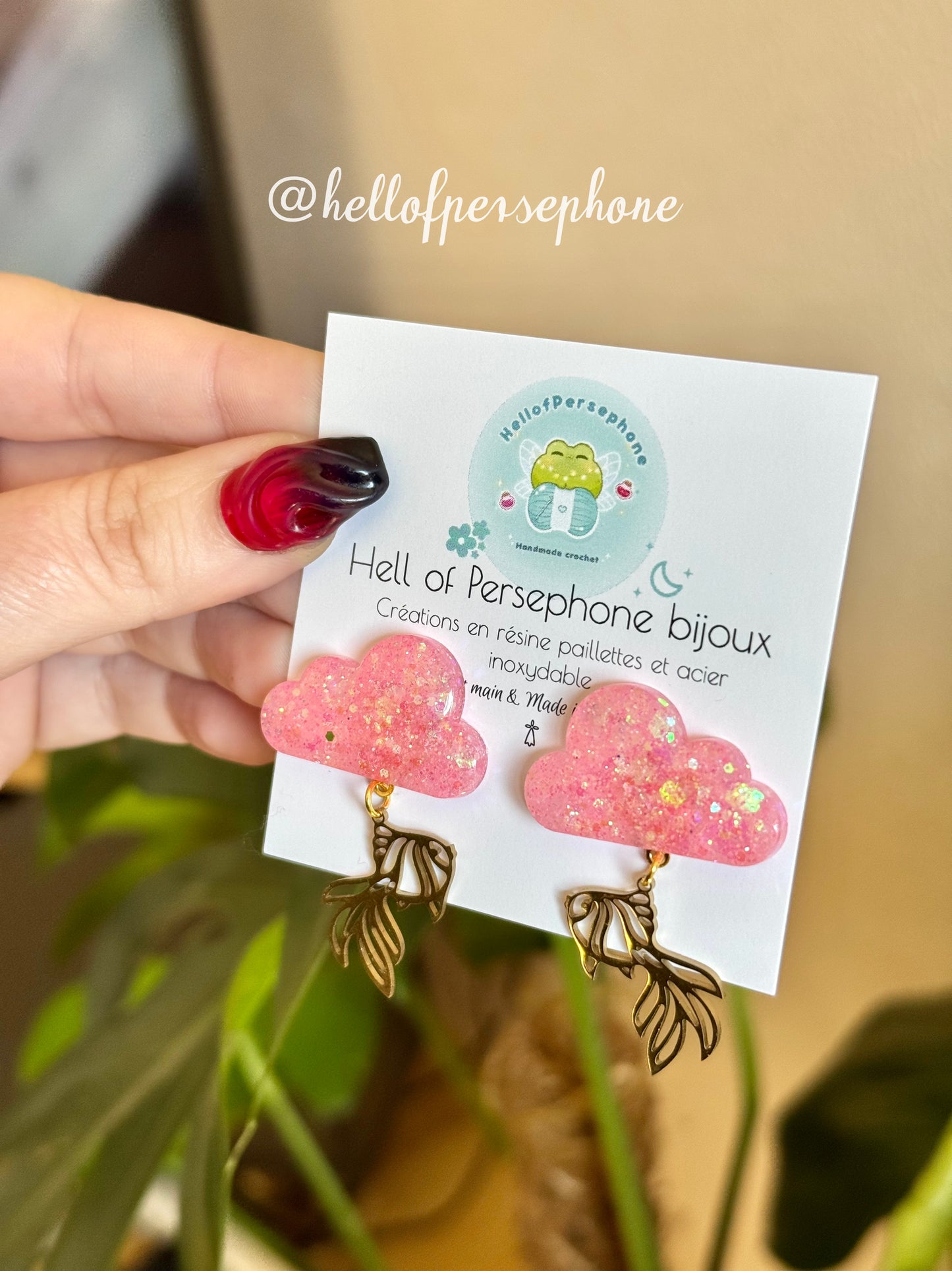 boucles d'oreilles pendantes, boucles d'oreilles puces nuage poisson carpe koi, puces d'oreilles nuage poisson carpe koi acier inoxydable, pampilles résine paillettes, cloud fish carpe koi earrings, nuage résine paillettes