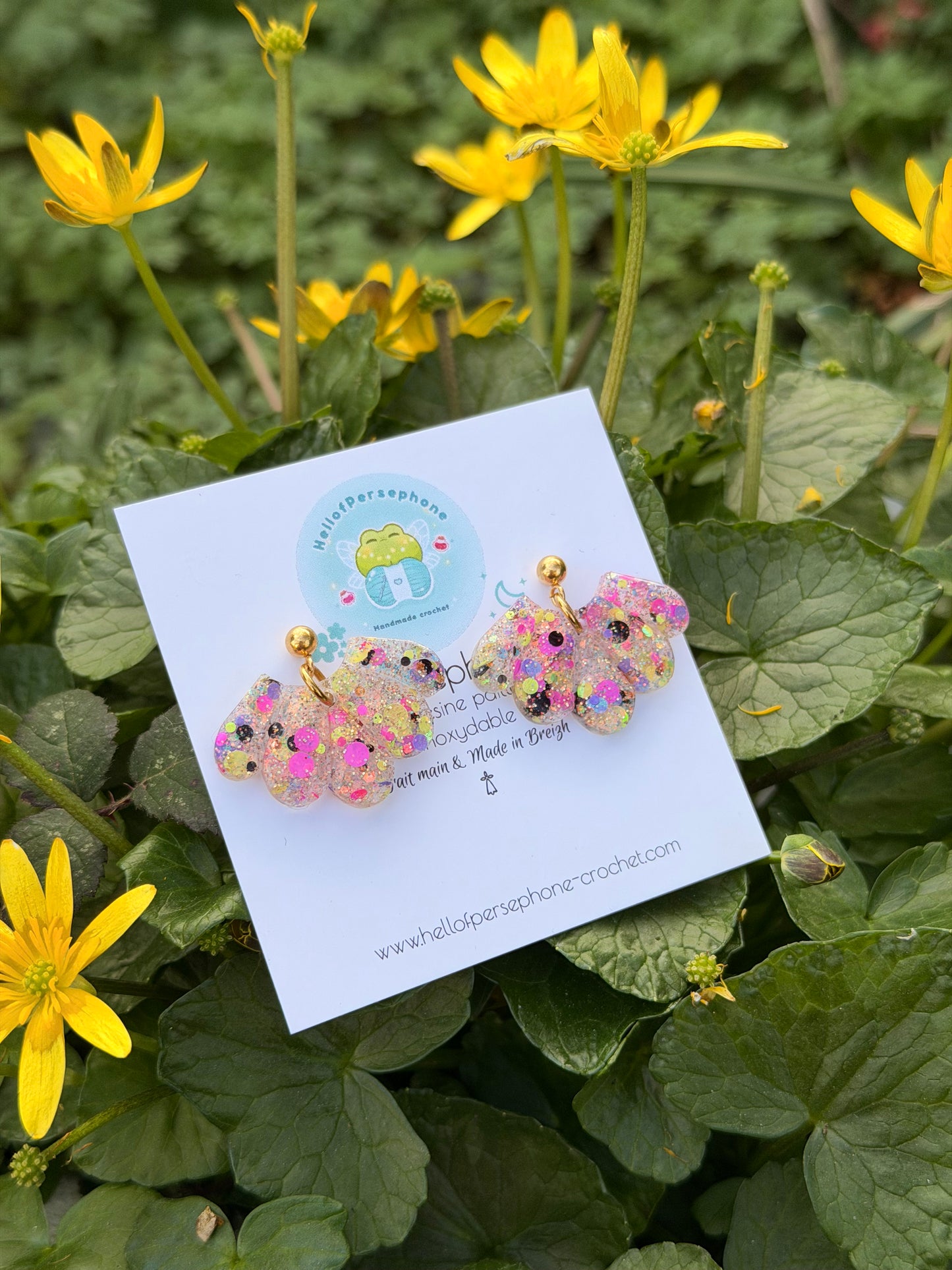 Boucles d'oreilles pendantes Fleurs de Lotus en Résine Paillettes Multicolores et Acier Inoxydable Fait Main pour Femme