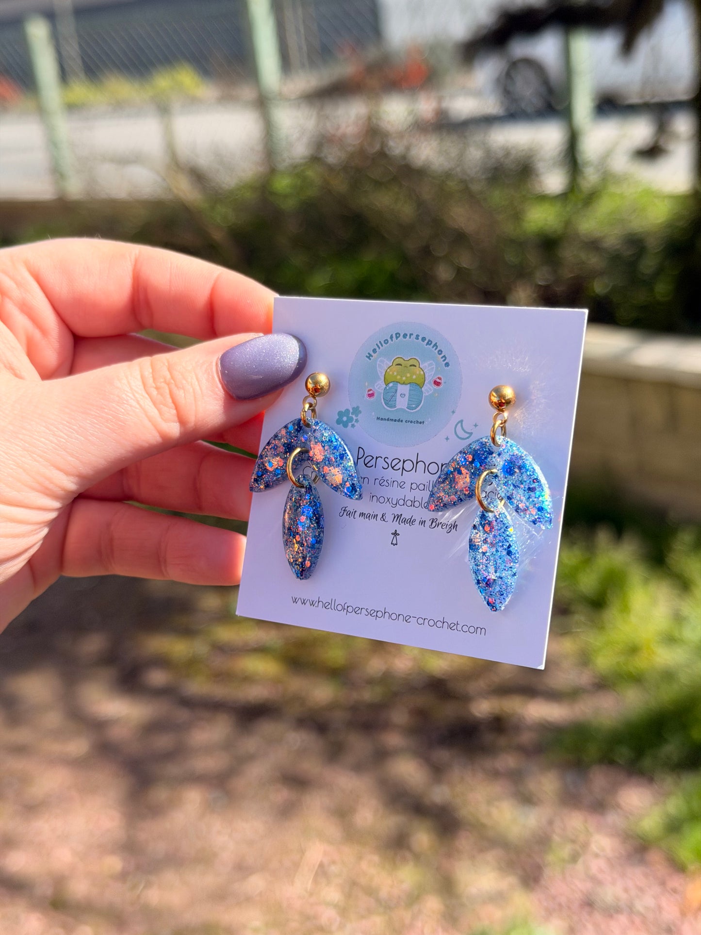 Boucles d'Oreilles Pendantes motif Feuilles en Résine Paillettes Bleu Or Rose et Acier Inoxydable - Bijoux Artisanaux