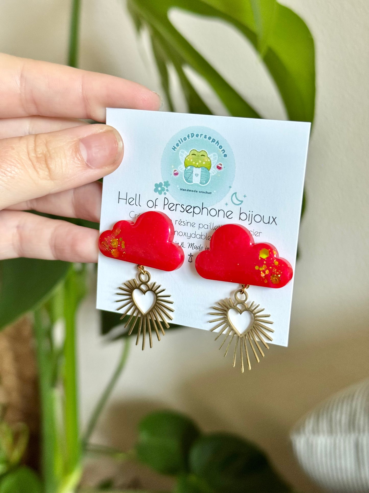 boucles d'oreilles pendantes, boucles d’oreilles femme, boucles d'oreilles puces nuage cœur ex voto, puces d'oreilles nuage cœur ex voto acier inoxydable, pampilles résine paillettes, cloud ex voto heart earrings, nuage résine paillettes