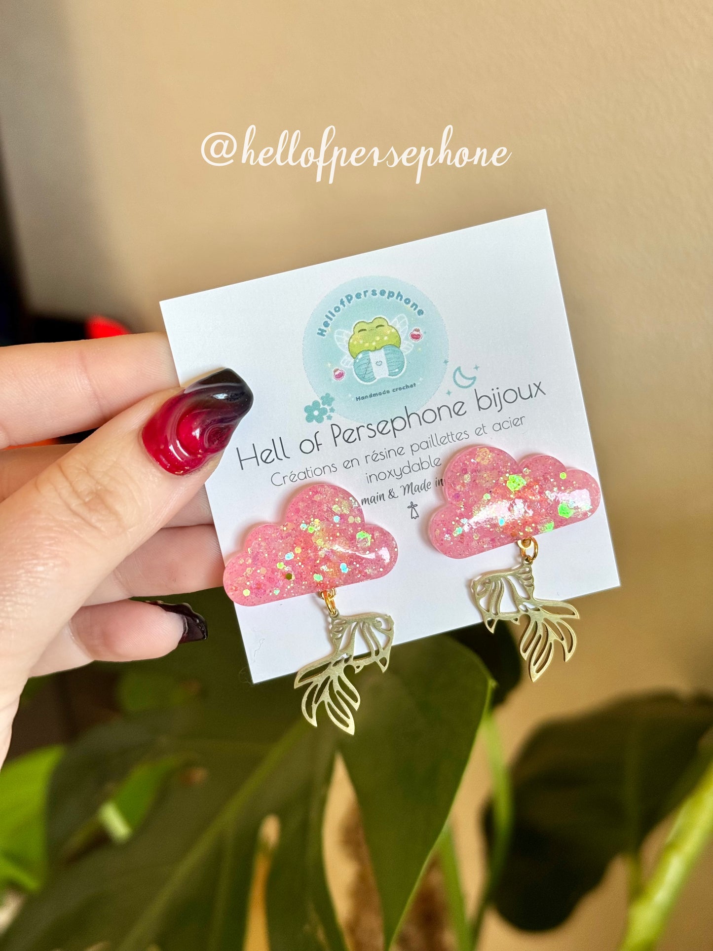 boucles d'oreilles pendantes, boucles d'oreilles puces nuage poisson carpe koi, puces d'oreilles nuage poisson carpe koi acier inoxydable, pampilles résine paillettes, cloud fish carpe koi earrings, nuage résine paillettes