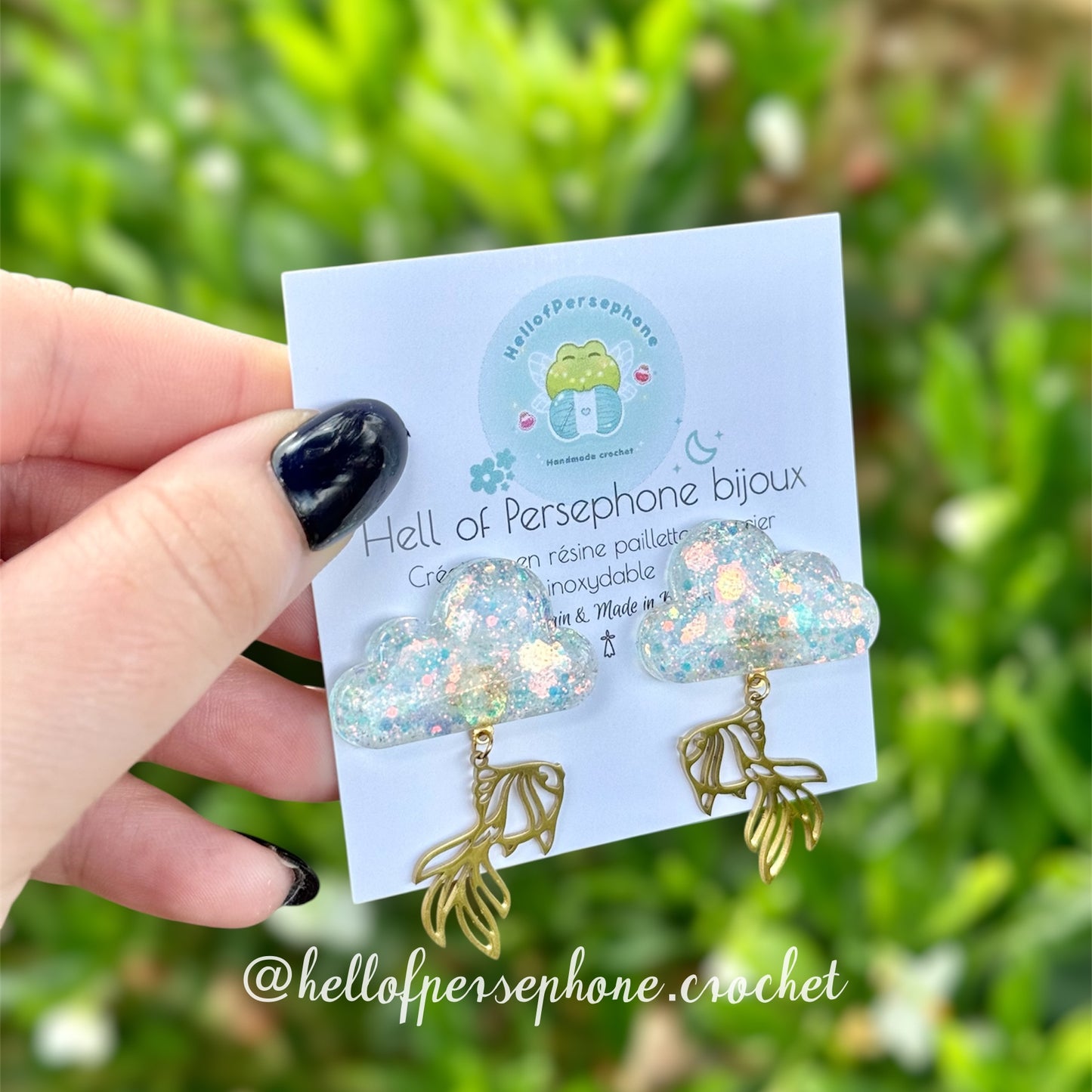 boucles d'oreilles pendantes, boucles d'oreilles puces nuage poisson carpe koi, puces d'oreilles nuage poisson carpe koi acier inoxydable, pampilles résine paillettes, cloud fish carpe koi earrings, nuage résine paillettes