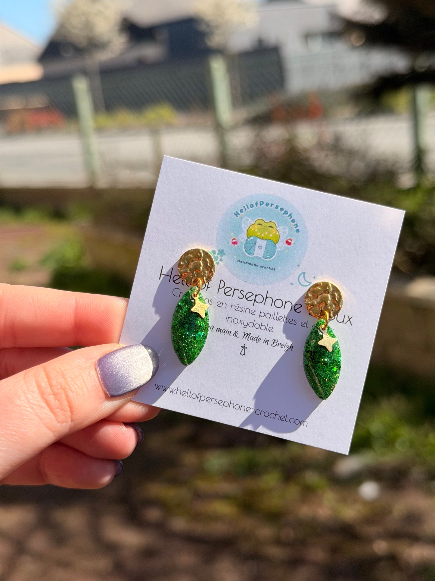 Boucles d'oreilles pendantes Gouttes en Résine Paillettes Vertes et Acier Inoxydable Fait Main pour Femme
Ajoutez l'élégance délicate et pleine de poésie avec ces magnifiques boucles d'oreilles pendantes en forme de gouttes, spécialement conçues pour sublimer vos oreilles et votre style unique.