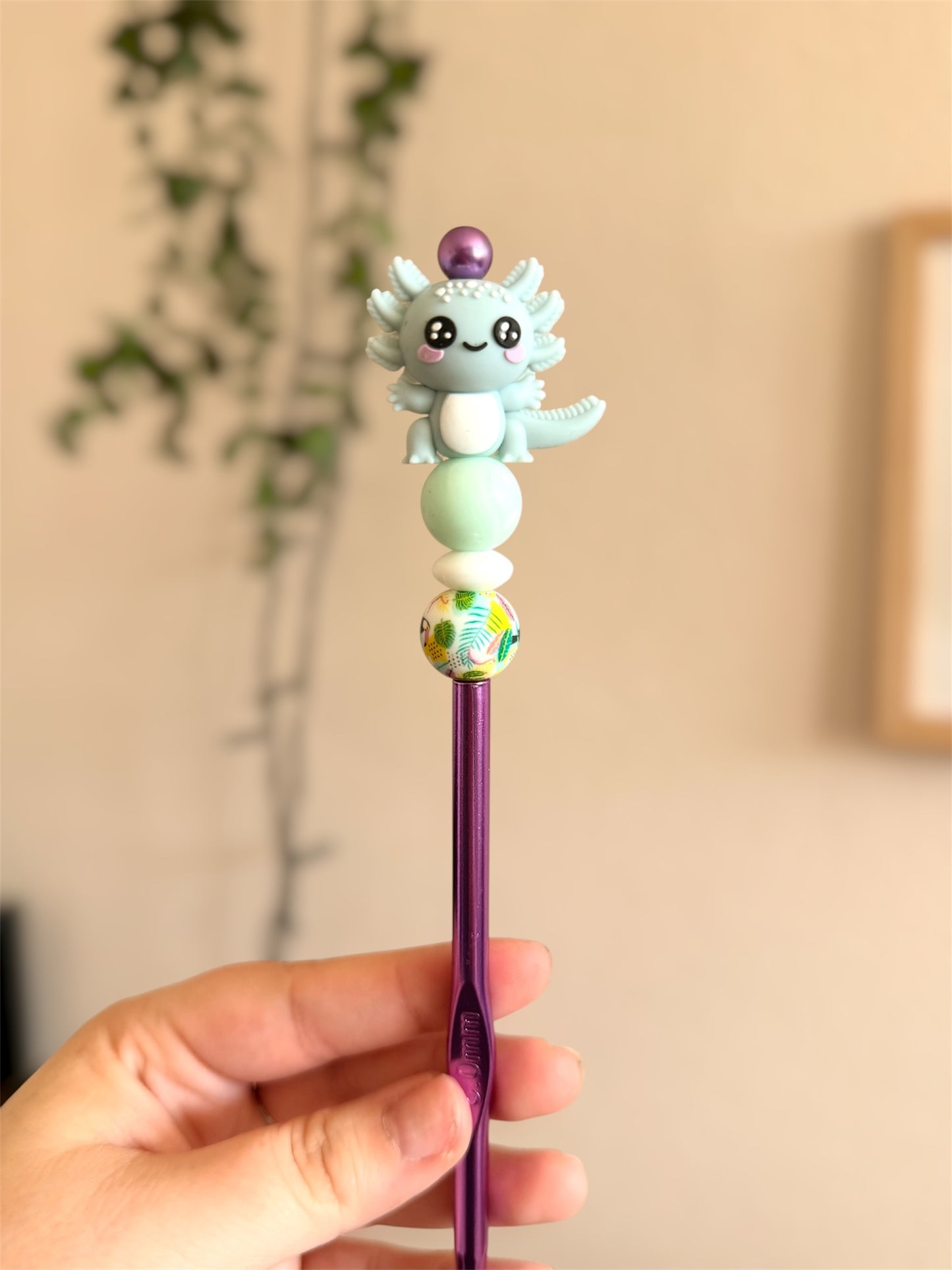 Crochet pour peluches & amigurumi - crochet 6mm pour faire du crochet - Materiel pour le crochet 🧶
Ajoute un nouveau crochet à ta collection avec ces beaux crochets et leurs perles en silicone en forme d'axolotl trop mignonne !