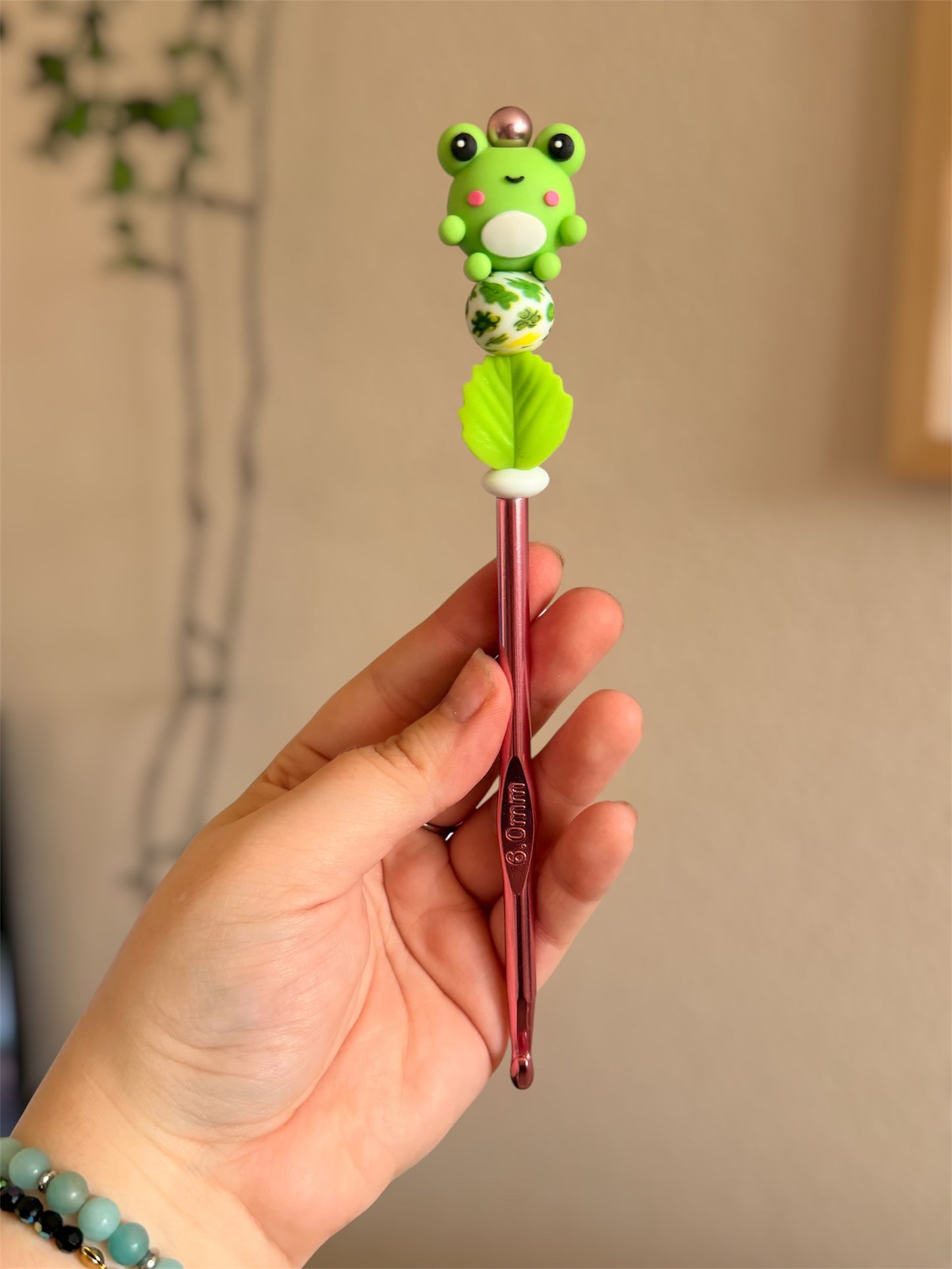 Crochet pour peluches & amigurumi - crochet 6mm et 5mm pour faire du crochet - crochet kawaii grenouille 🐸🧶
Ajoute un nouveau crochet à ta collection avec ces beaux crochets et leurs perles en silicone en forme de grenouille trop mignonne !
Ils sont disponibles en 2 tailles : 5mm et 6mm