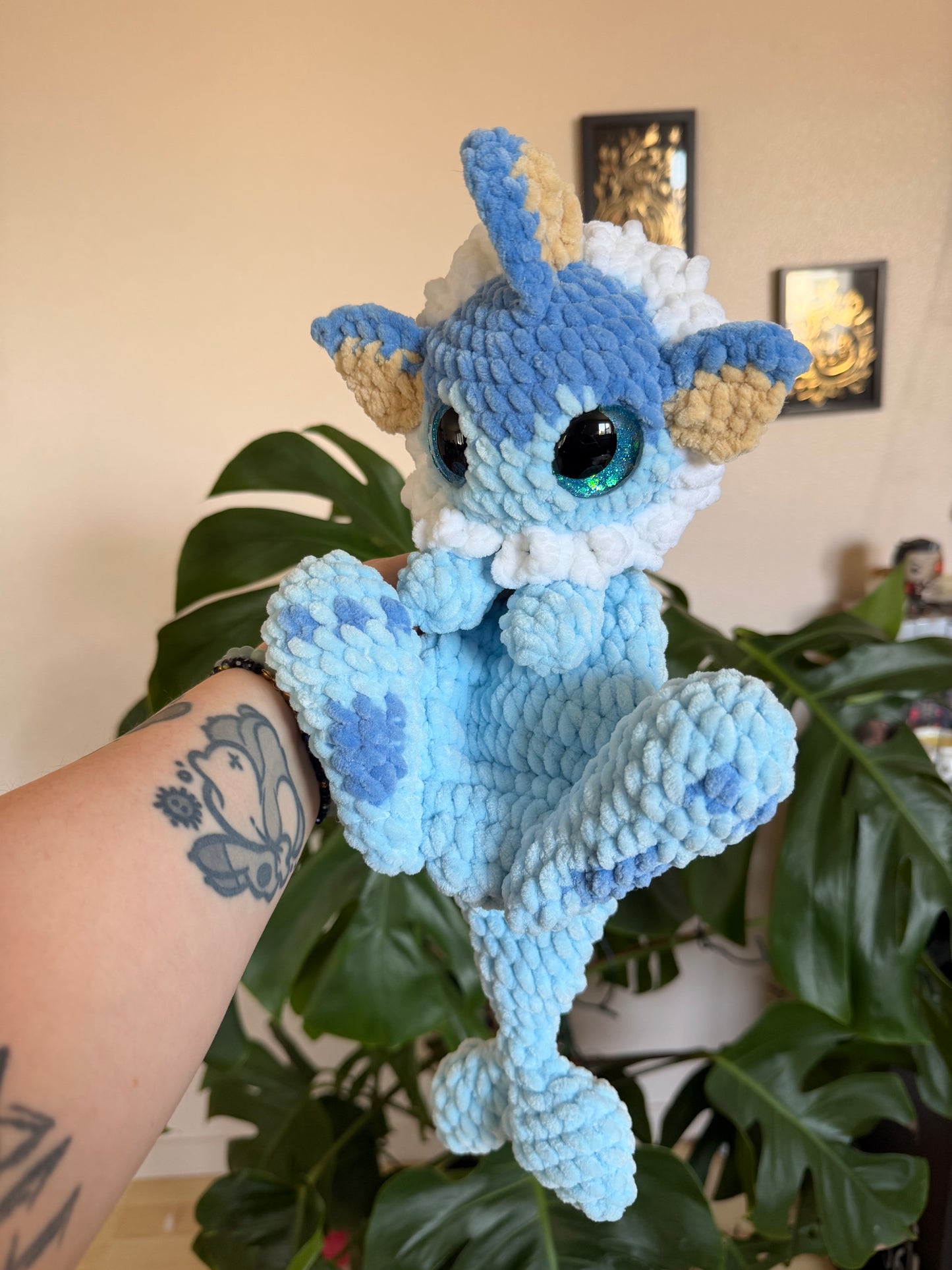 Peluche Aquali (Vaporeon) au Crochet - Amigurumi Pokémon fait main
Craquez pour cette peluche Aquali au crochet, une création artisanale unique inspirée de l’univers Pokémon et crochetée à la main par mes soins. Avec ses 30-35cm, cette peluche amigurumi fait main impressionnera par sa taille et surtout sa douceur. Fait par Hell of Persephone Crochet