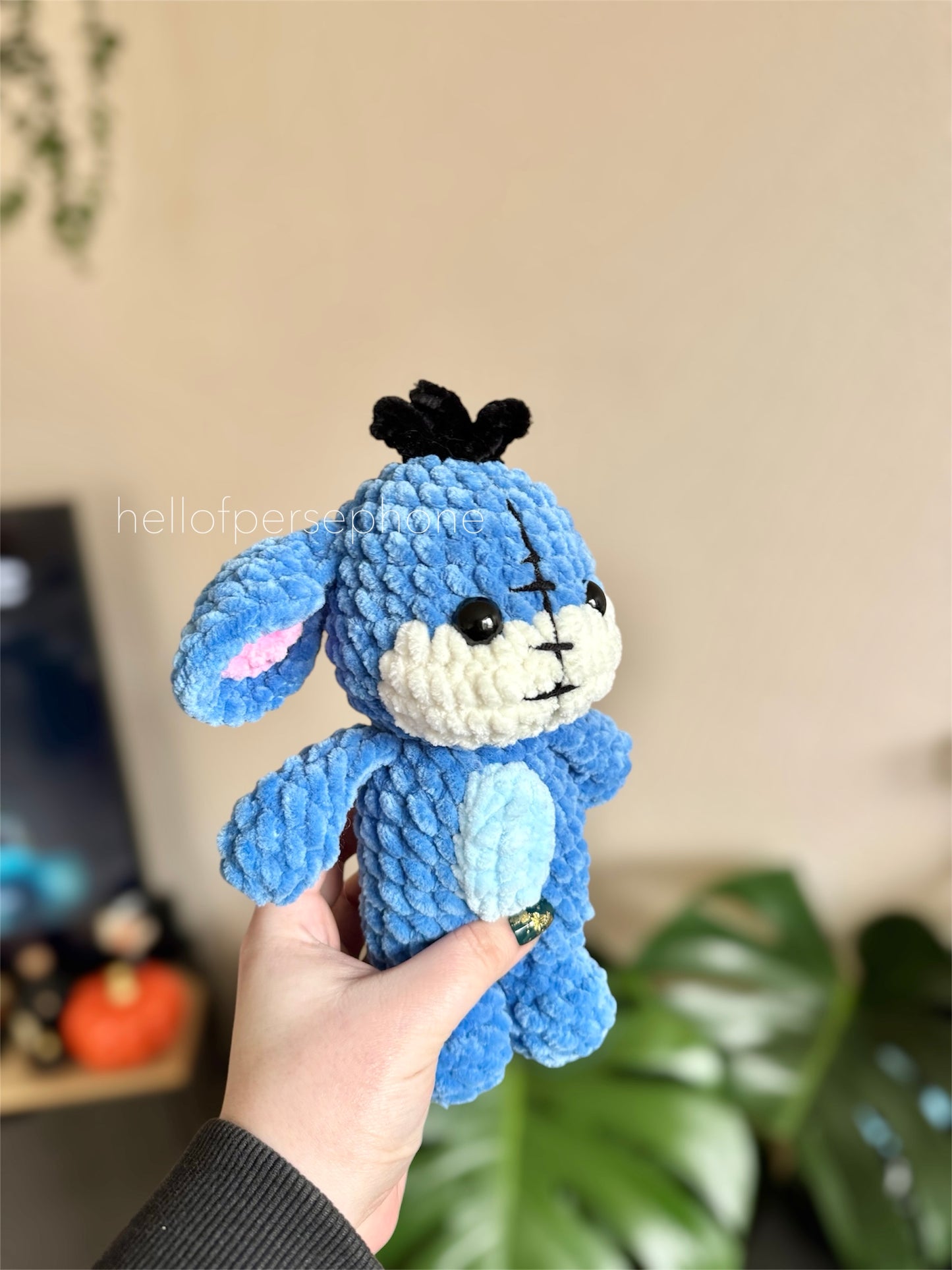 peluche au crochet crochet bourriquet eeyore disney amigurumi, cadeau pour fan de bourriquet et winnie l'ourson, fait main en France