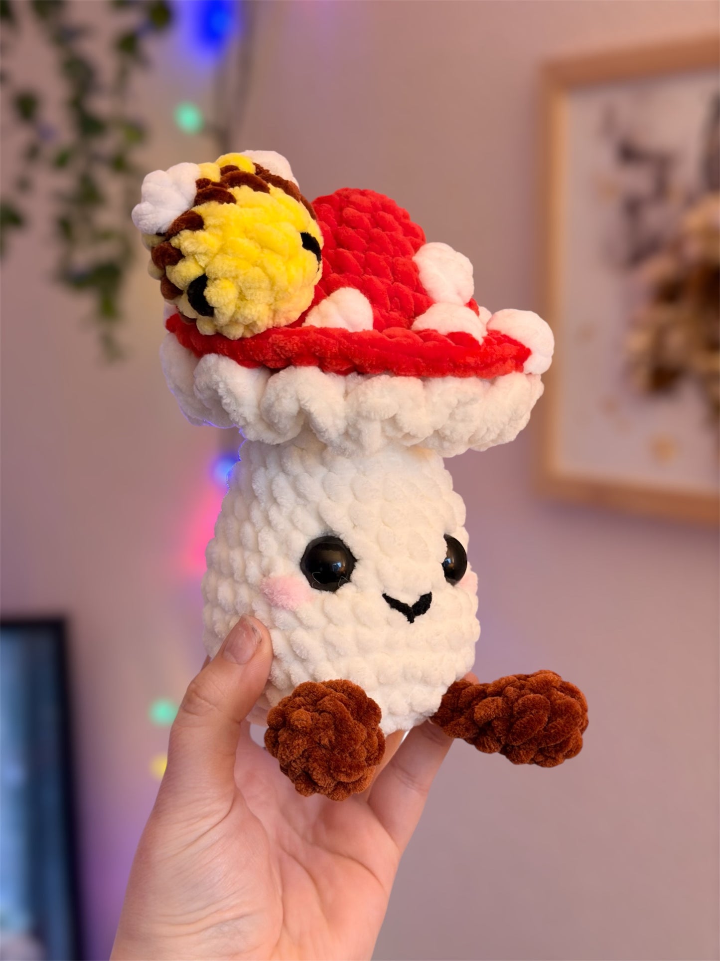 peluche champignon en crochet et son amie l'abeille fait-main, peluche façon jellycat