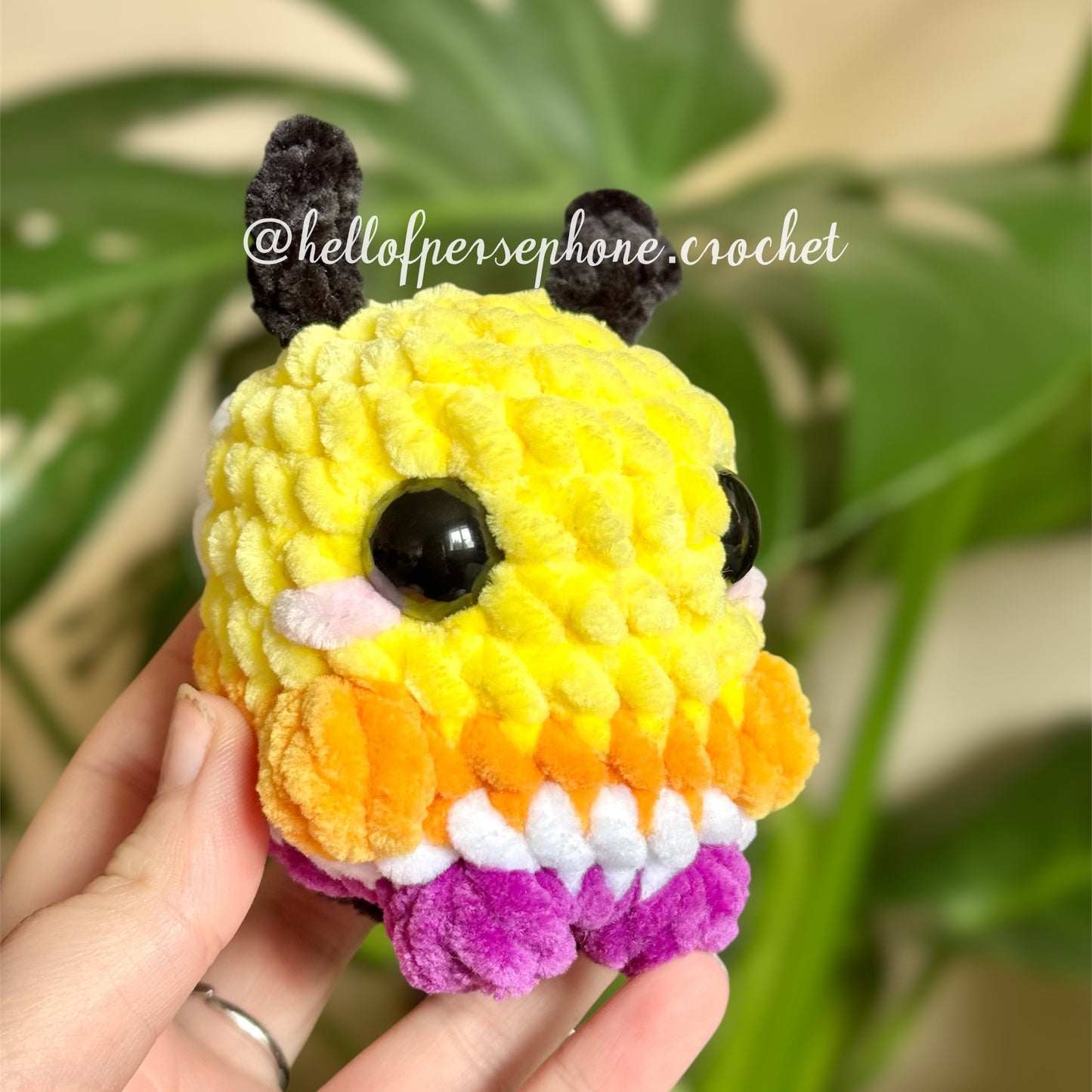 peluche crochet, peluche abeille, peluche abeille au crochet, peluche abeille amigurumi kawaii, chonky bee crochet plushie, lgbtqia friendly, lgbtqia drapeaux, mois des fiertés, transgender friendly, peluche lgbt, non binary friendly