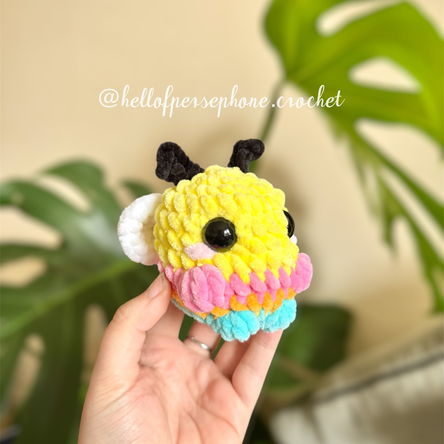 peluche crochet, peluche abeille, peluche abeille au crochet, peluche abeille amigurumi kawaii, chonky bee crochet plushie, lgbtqia friendly, lgbtqia drapeaux, mois des fiertés, transgender friendly, peluche lgbt, pansexual friendly