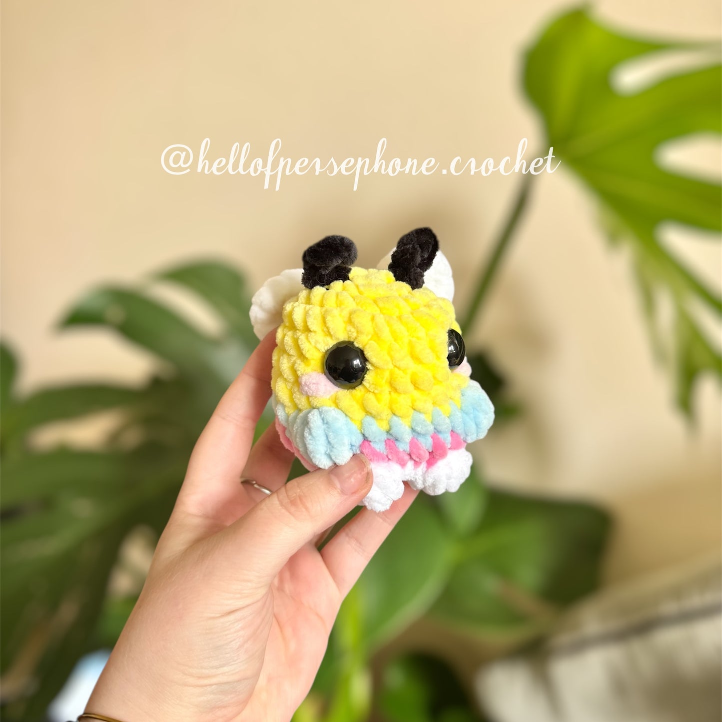 peluche crochet, peluche abeille, peluche abeille au crochet, peluche abeille amigurumi kawaii, chonky bee crochet plushie, lgbtqia friendly, lgbtqia drapeaux, mois des fiertés, transgender friendly, peluche lgbt