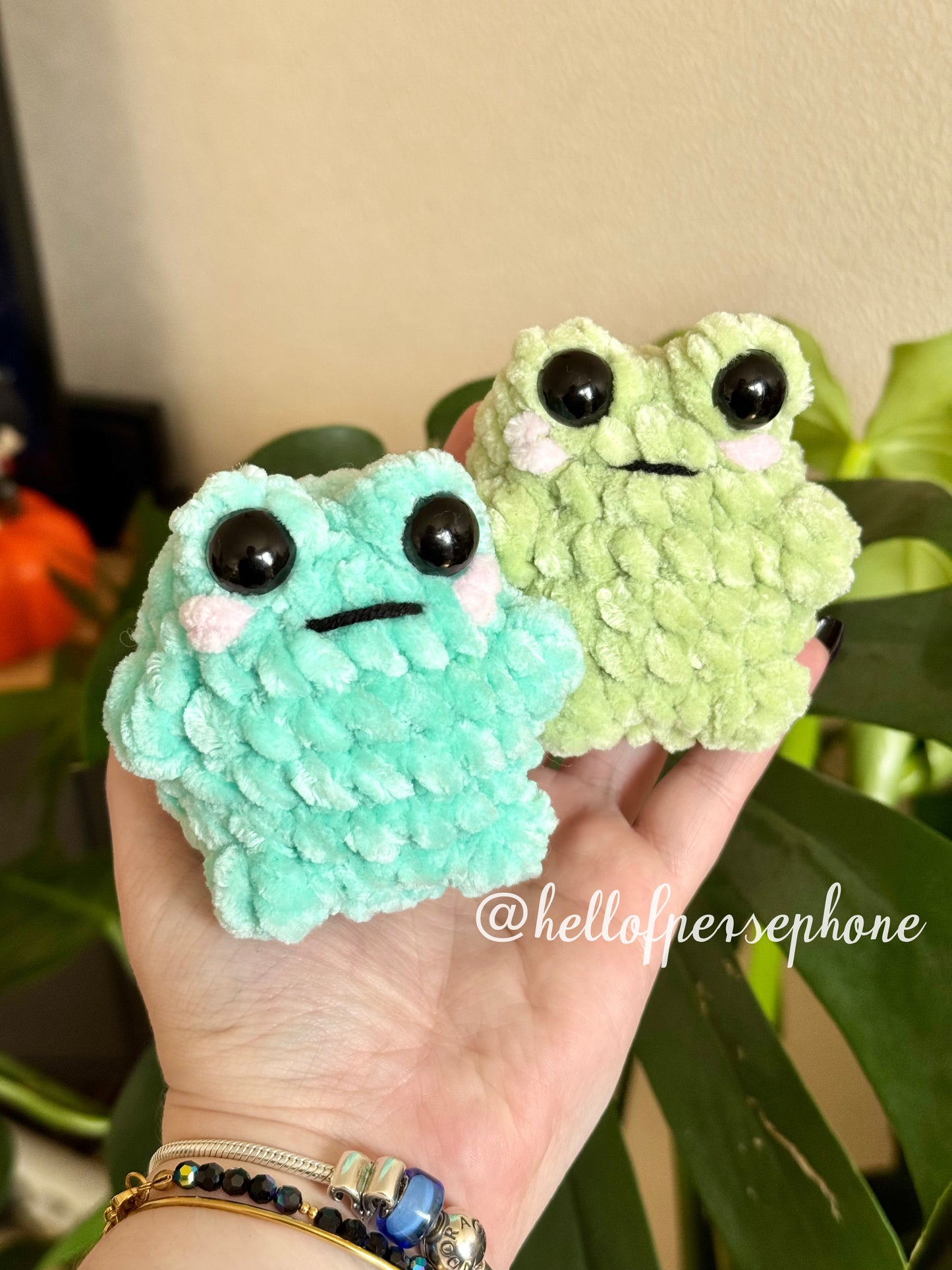 peluche crochet, peluche anti anxiété, peluche grenouille crochet, peluche grenouille amigurumi, amigurumi grenouille, peluche grenouille kawaii, cute frog crochet plushie
