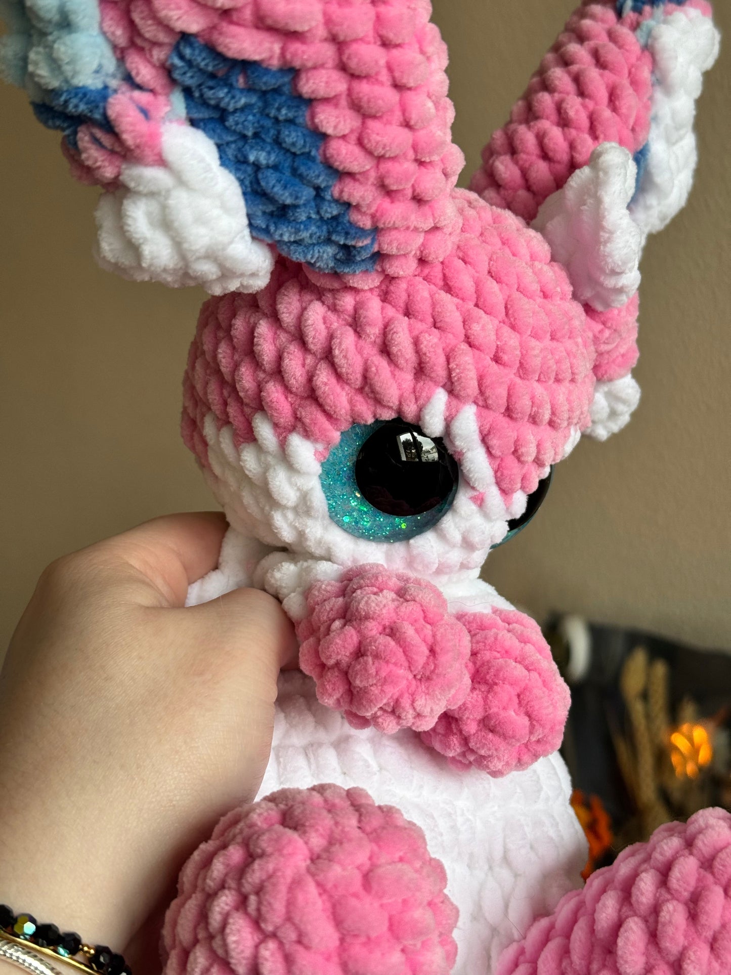 peluche nymphali pokemon sylveon amigurumi au crochet fait main en France laine chenille