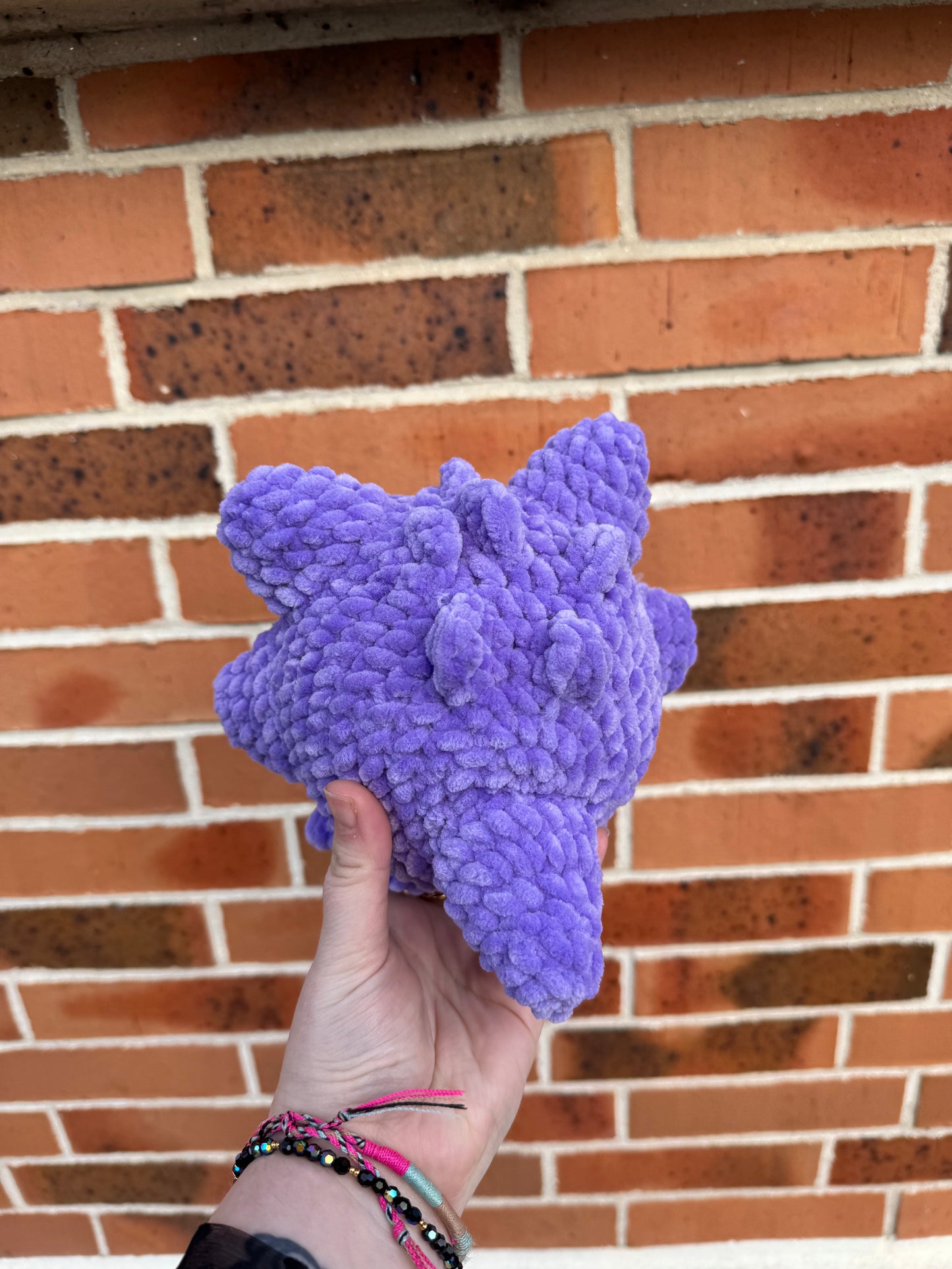 peluche ectoplasma gengar au crochet peluche pokemon fait main en France, cadeau pour adolescents, geek et fan de pokemon, idée cadeau noël ou anniversaire