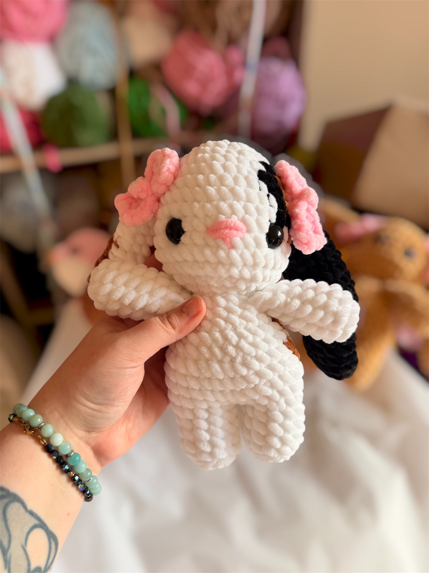 Ajoutez une touche de mignonnerie à votre quotidien avec ce lapin en crochet, réalisé entièrement à la main dans des tons inspirés de cet animal trop mignon. 🐰🎀
Crocheté avec un fil chenille certifié Oeko-Tex et rembourré de ouate hypoallergénique, cet amigurumi lapin en crochet convient aux collectionneurs comme aux amateurs de l’animal.