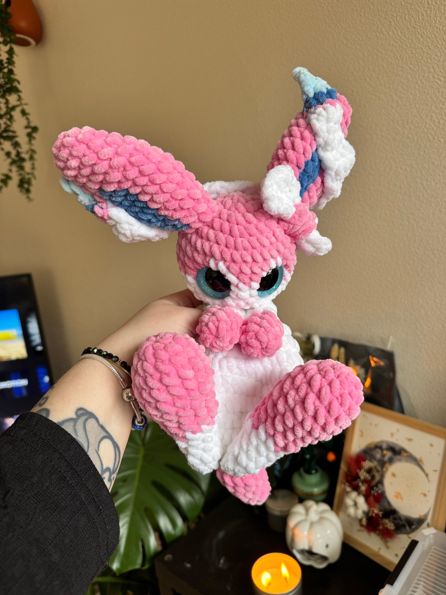 peluche nymphali pokemon sylveon amigurumi au crochet fait main en France laine chenille