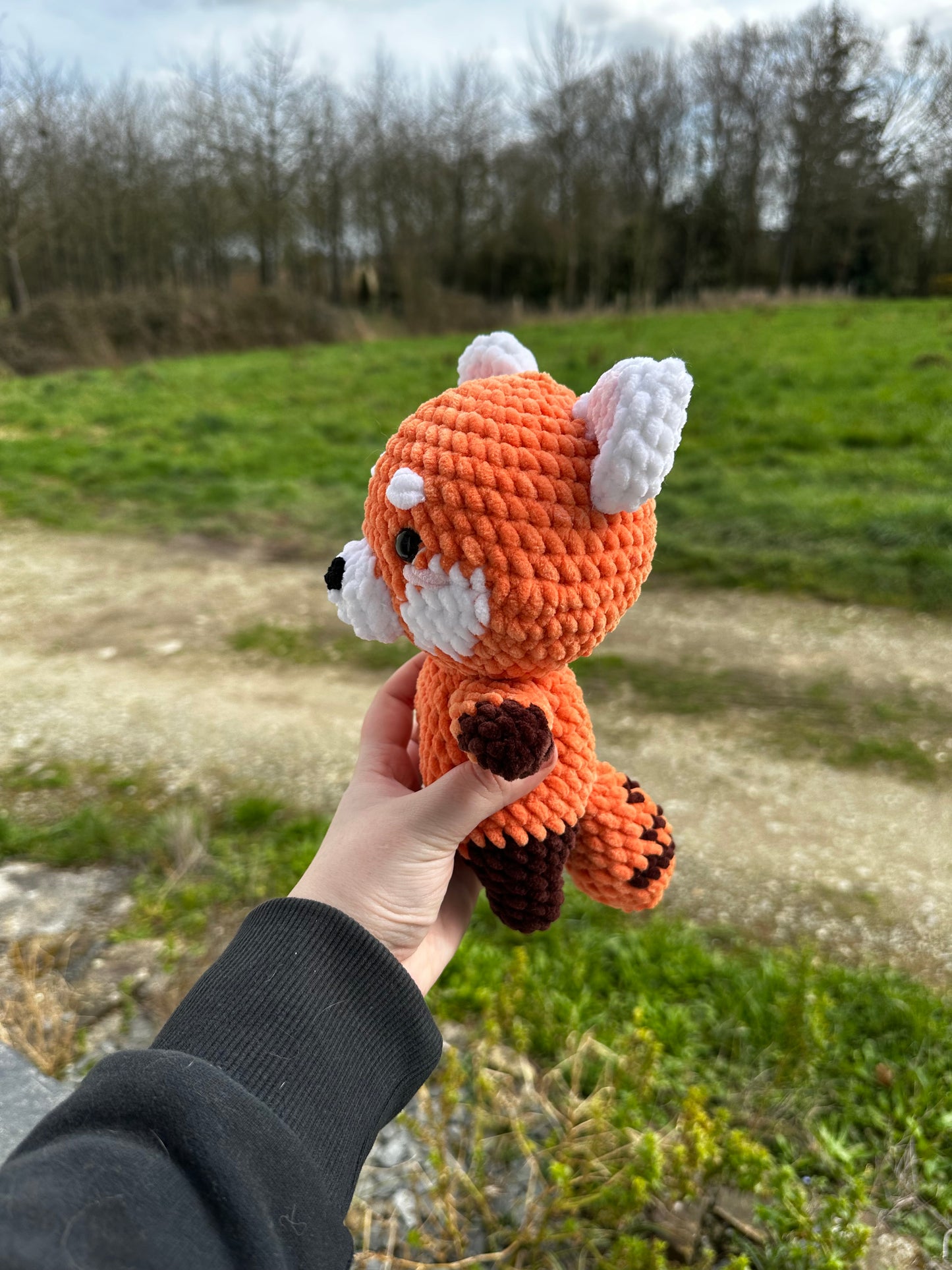 Peluche Panda Roux en crochet – Amigurumi kawaii fait main 🧡
Ajoutez une touche de mignonnerie à votre quotidien avec ce panda roux en crochet, réalisé entièrement à la main dans des tons inspirés de cet animal trop mignon. 🧡
Crocheté avec un fil chenille certifié Oeko-Tex et rembourré de ouate hypoallergénique, cet amigurumi panda roux en crochet convient aux collectionneurs comme aux amateurs de l’animal.
Créatrice de cette peluche Hell of Persephone
