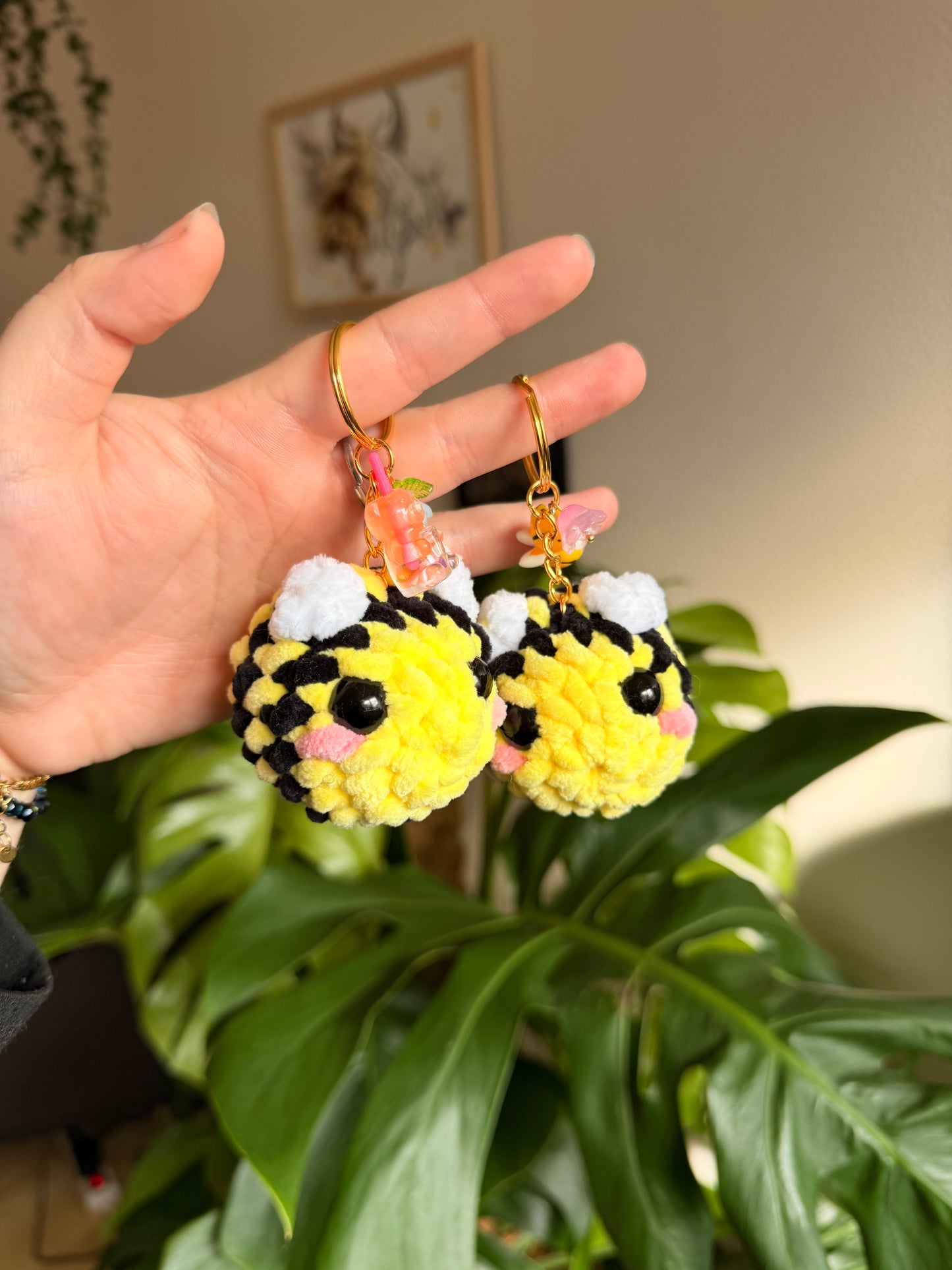 porte clefs en crochet abeille amigurumi peluche artisanale