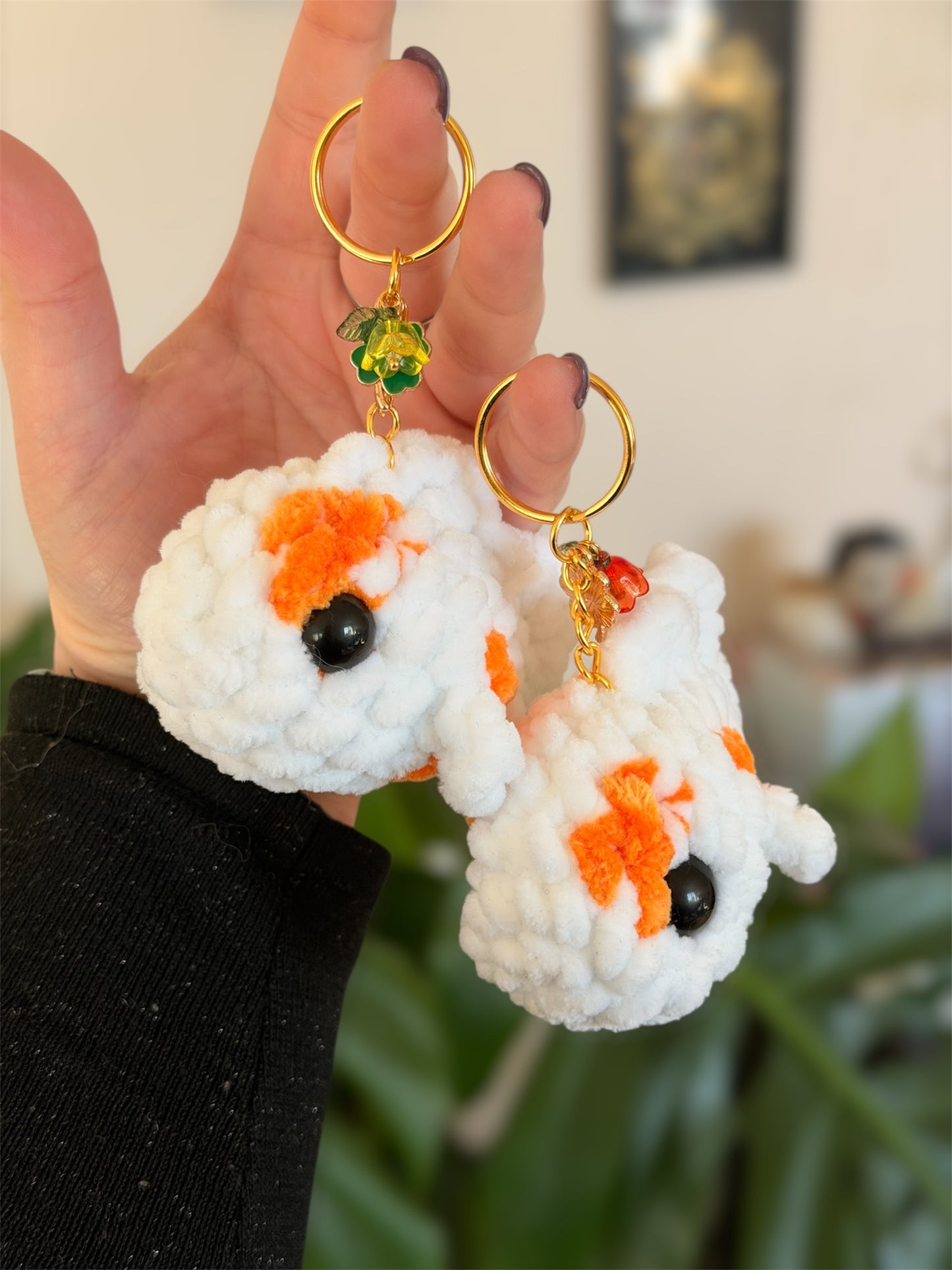 Ne perdez plus vos clés avec ce porte-clés carpe koï au crochet, symbole de la force et de la chance à emporter partout avec toi ! 🍀
Petit amigurumi 100% fait main, chaque pièce est crochetée avec soin, dans un fil chenille doux et certifié Oeko-Tex. Ce petit compagnon des rivières japonaises ajoutera une touche d’originalité à votre trousseau de clés, votre sac ou sac à dos.
Idéal comme cadeau fait main, il séduira aussi bien les amateurs de créations kawaii que les fans du Japon. Sa petite taille le re