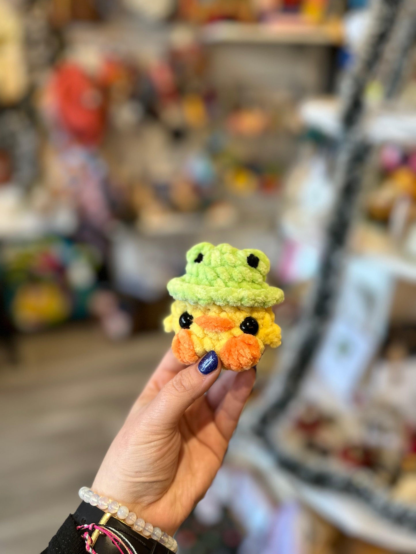poussin chapeau grenouille au crochet amigurumi poussin kawaii artisanat fait main en France idée cadeau noel idée cadeau anniversaire, cadeau original, peluche poussin au crochet