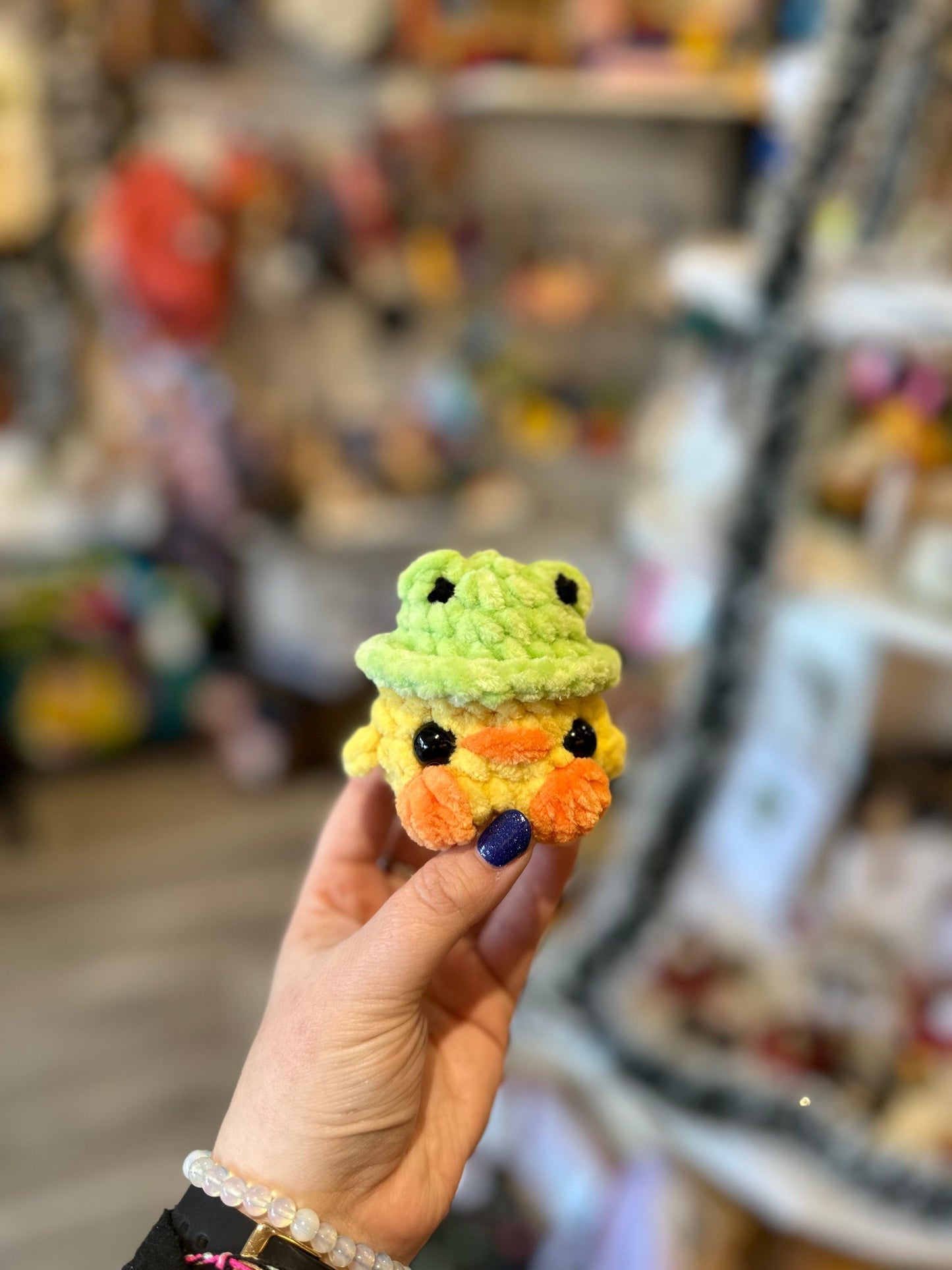 poussin chapeau grenouille au crochet amigurumi poussin kawaii artisanat fait main en France idée cadeau noel idée cadeau anniversaire, cadeau original, peluche poussin au crochet