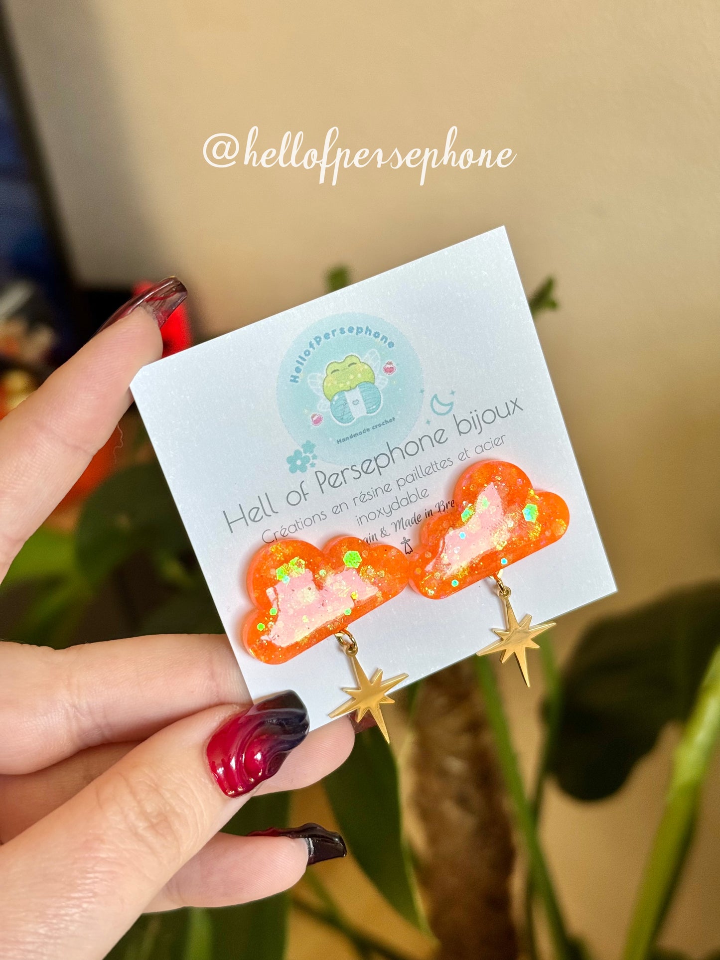 boucles d'oreilles puces nuage étoile, puces d'oreilles nuage étoiles acier inoxydable, pampilles résine paillettes, cloud stars earrings, nuage résine paillettes