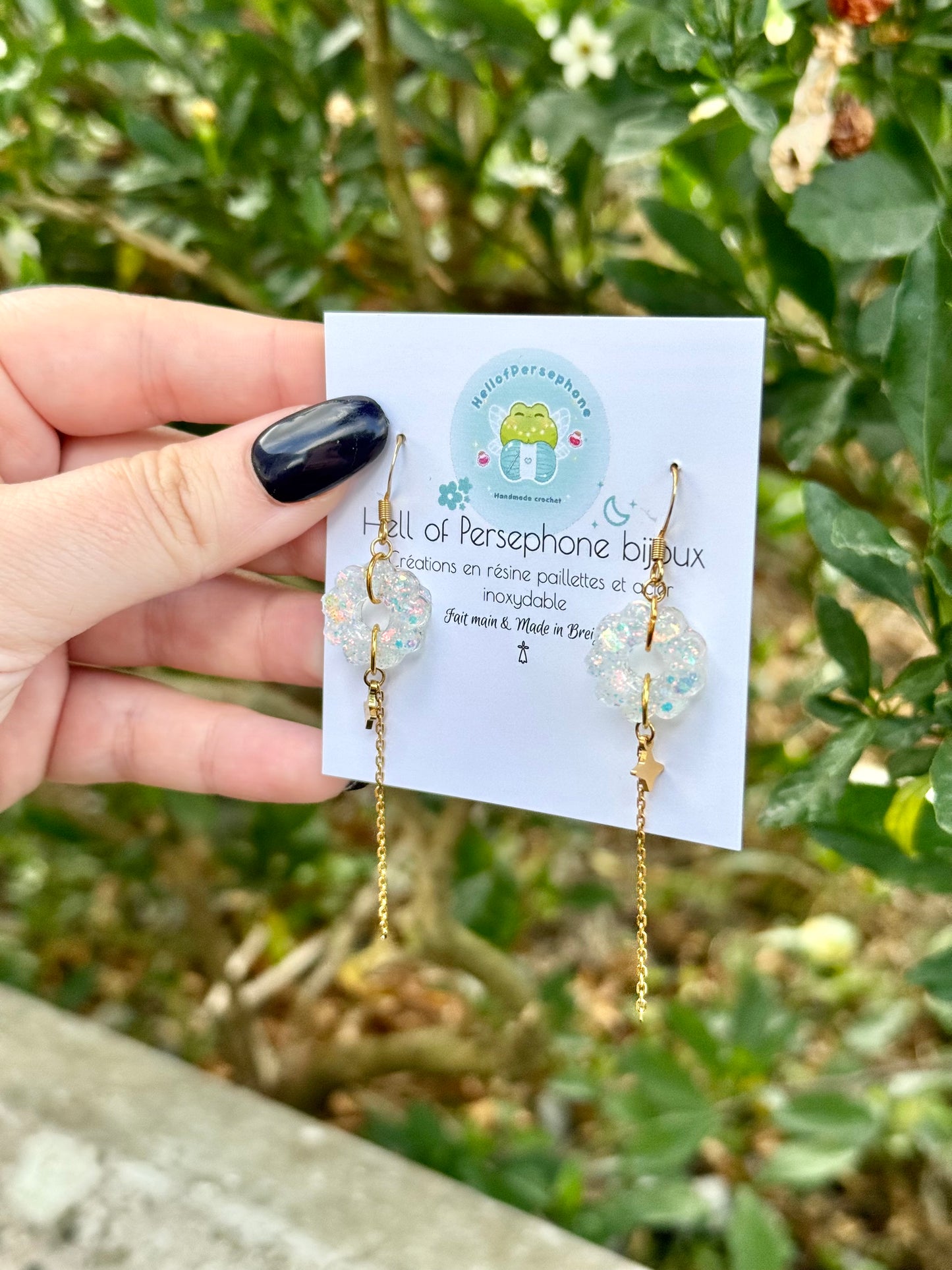 Boucles d'oreilles pendantes petite fleur (modèle unique)