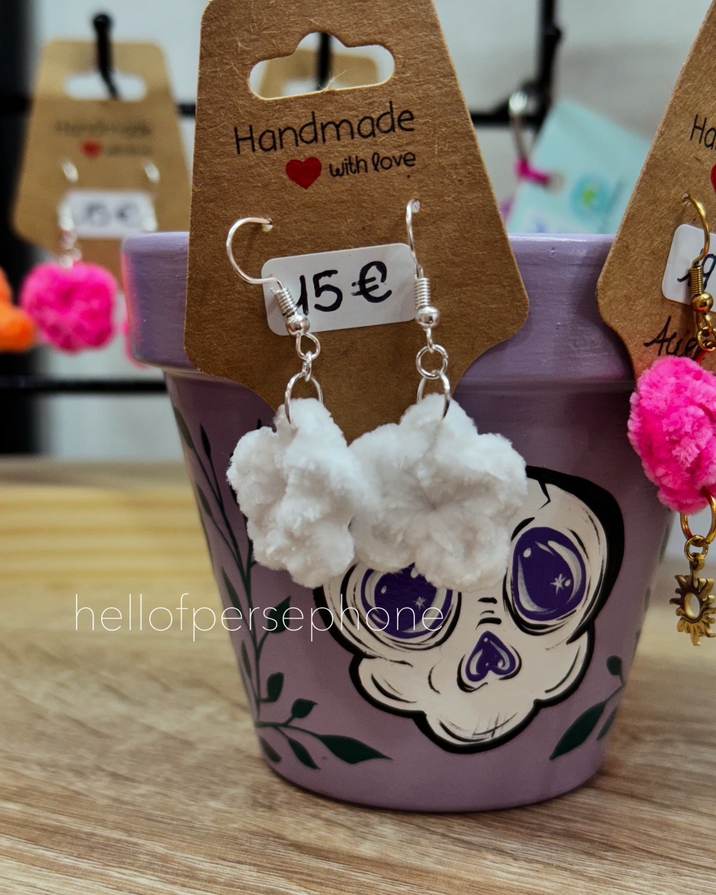 Boucles d’oreilles fleurs blanches au crochet bijou fantaisie en acier inoxydable argent légères et confortables hypoallergénique pour oreilles sensibles