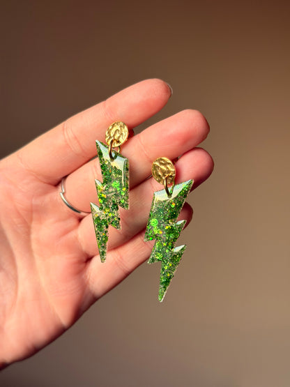 Boucles d'Oreilles Pendantes Éclair en Résine et Acier Inoxydable pour Femme.


Découvrez l'élégance intemporelle avec ces boucles d'oreilles en acier inoxydable doré de haute qualité, ornées de leurs pétillants éclairs réalisés à la main en résine UV. Ces anneaux en acier inoxydable doré allient le raffinement du métal précieux à la touche de nature avec ses beaux éclairs.