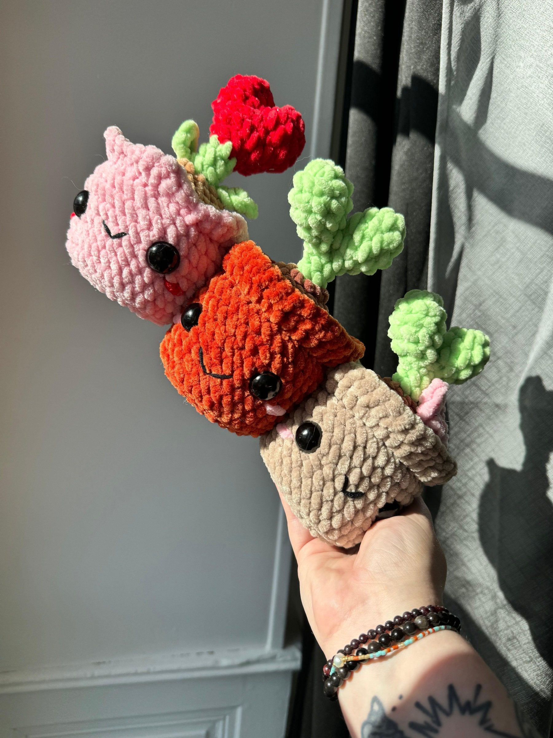 decoration plante en pot au crochet laine chenille fait main fleurs et feuilles au crochet