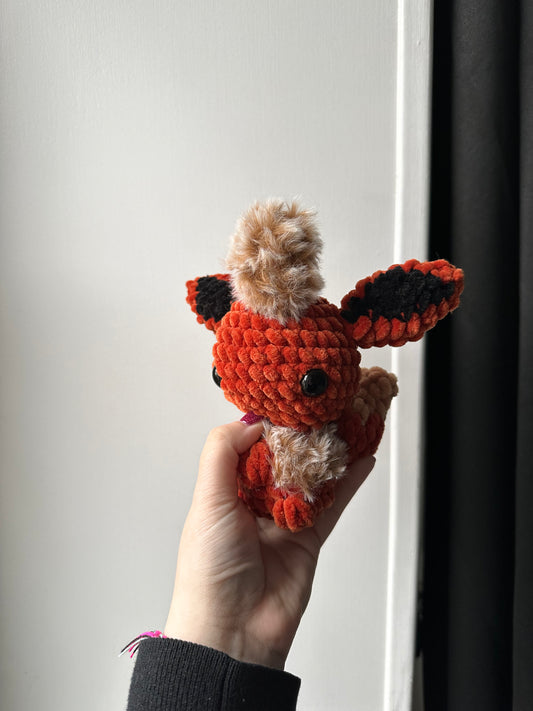 peluche pyroli flareon au crochet amigurumi pokemon fait main