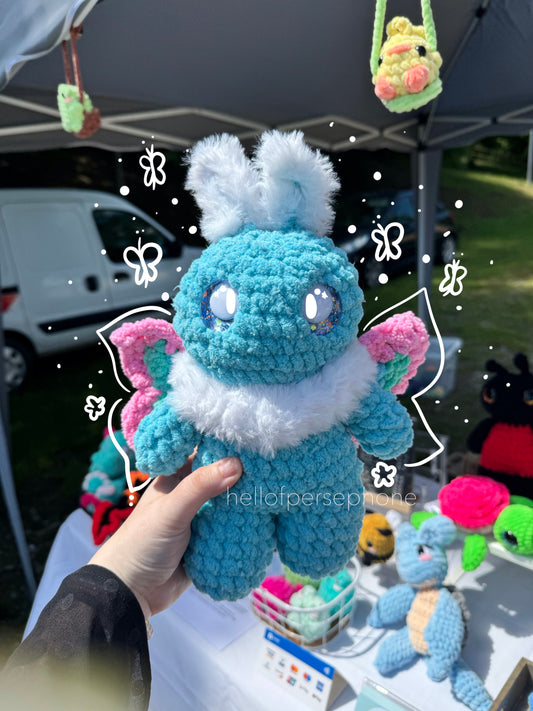 moth crochet peluche papillon de nuit amigurumi fait main
