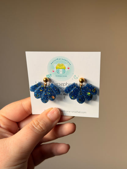 boucles d'oreilles avec pendentif fleur de lotus en résine et paillettes de couleur bleu et or, boucles d'oreilles entièrement fait main avec amour et en acier inoxydable pour les oreilles sensibles