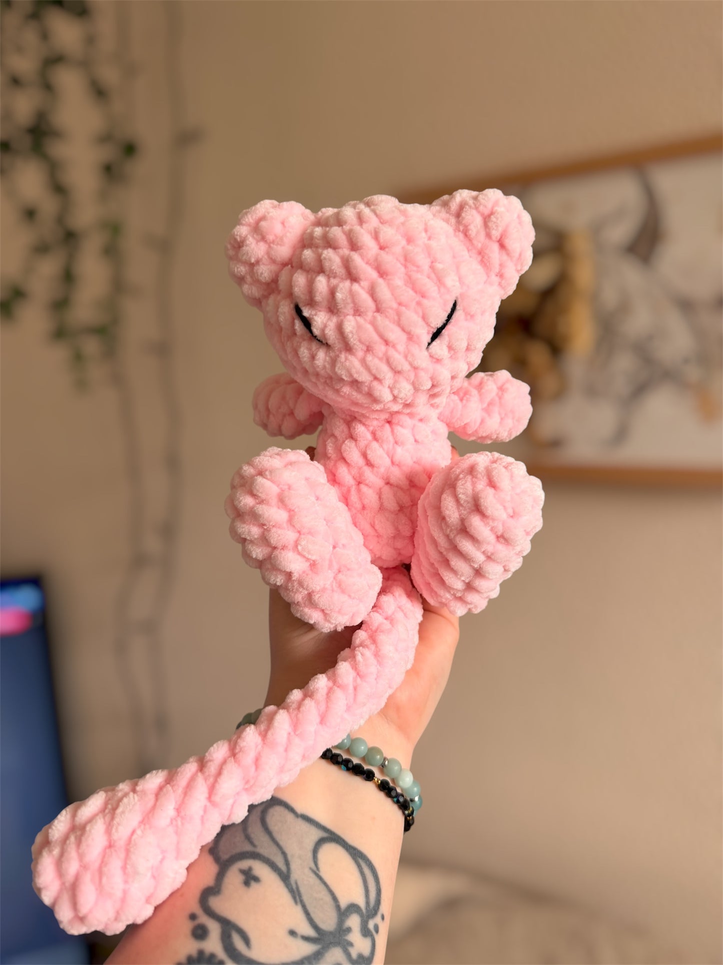 Peluche Mew au Crochet – Amigurumi Pokémon fait main 💗

Craquez pour ce belle peluche Mew au crochet, une création artisanale unique inspirée de l’univers Pokémon et crochetée à la main par mes soins.
